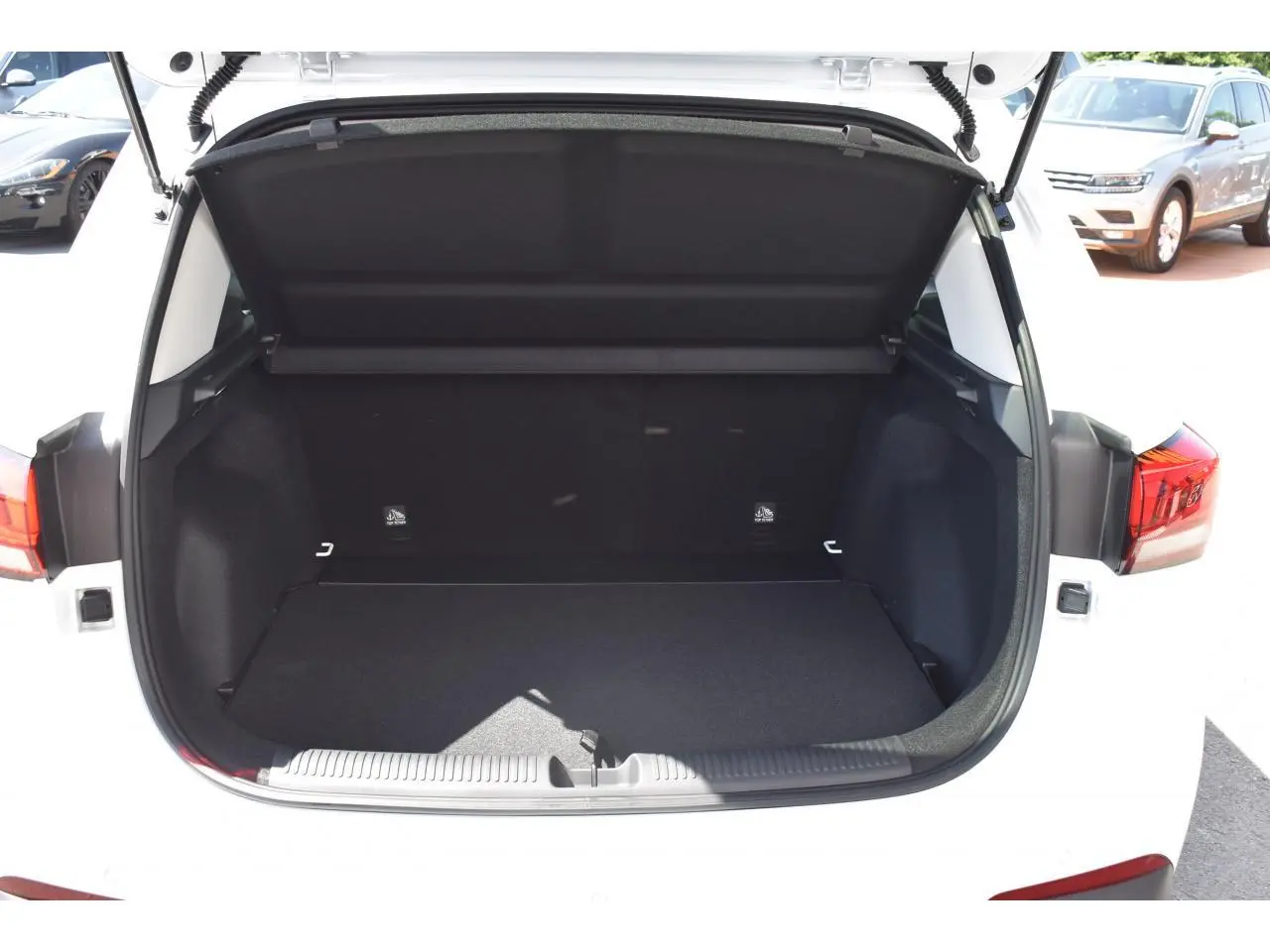 Coffre ouvert vu de l'arrière d'un MG Motor ZS blanc 2026, avec feux arrière et intérieur du coffre noir visible.