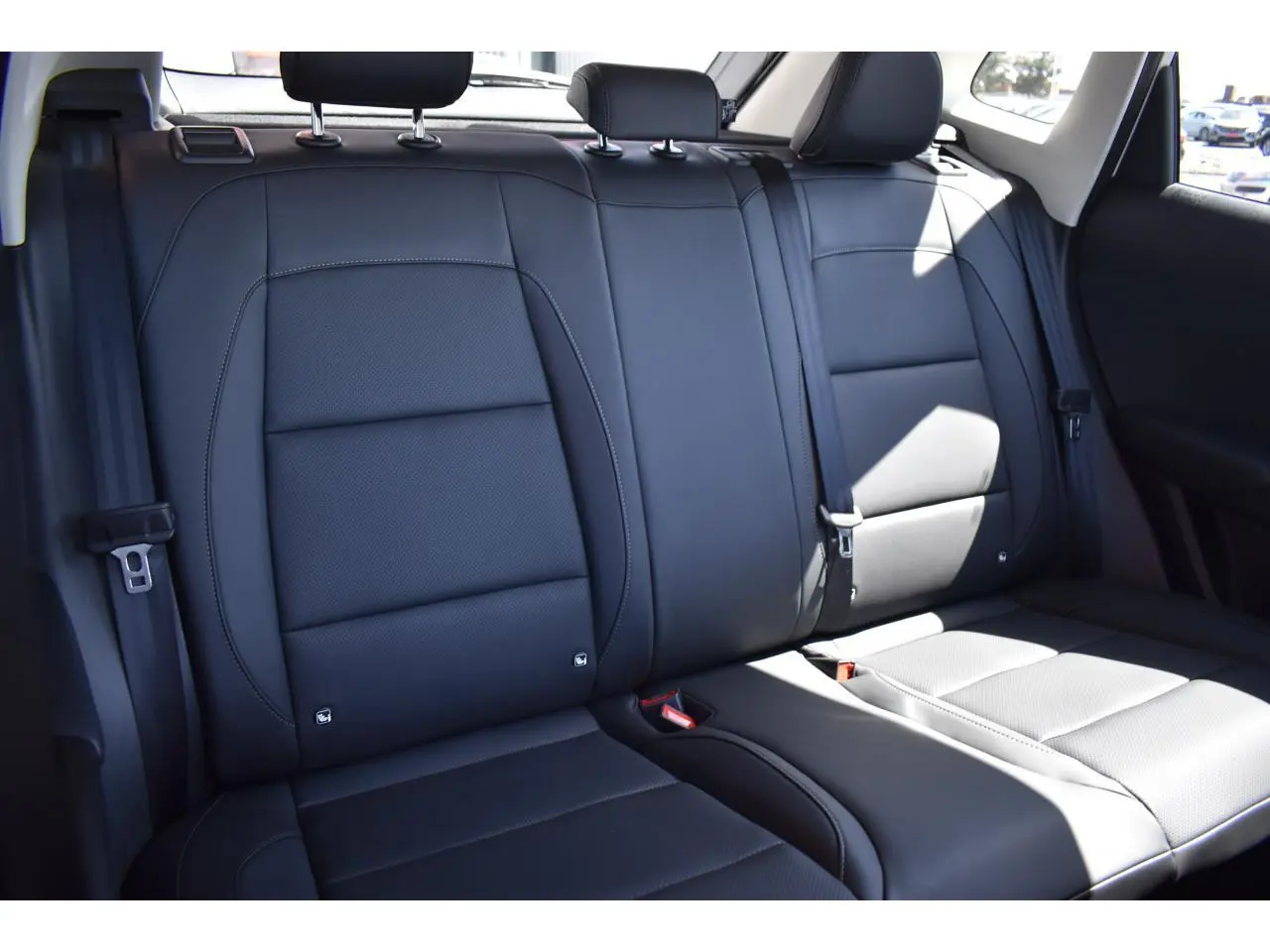 Vue intérieure des sièges arrière en cuir noir du MG MOTOR ZS 2026, version MG III 1.5 HYBRID+ 197 LUXURY.