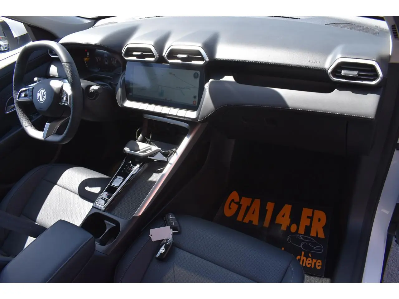 Intérieur noir du MG ZS 2026 vu côté conducteur, avec tableau de bord moderne et écran tactile central.
