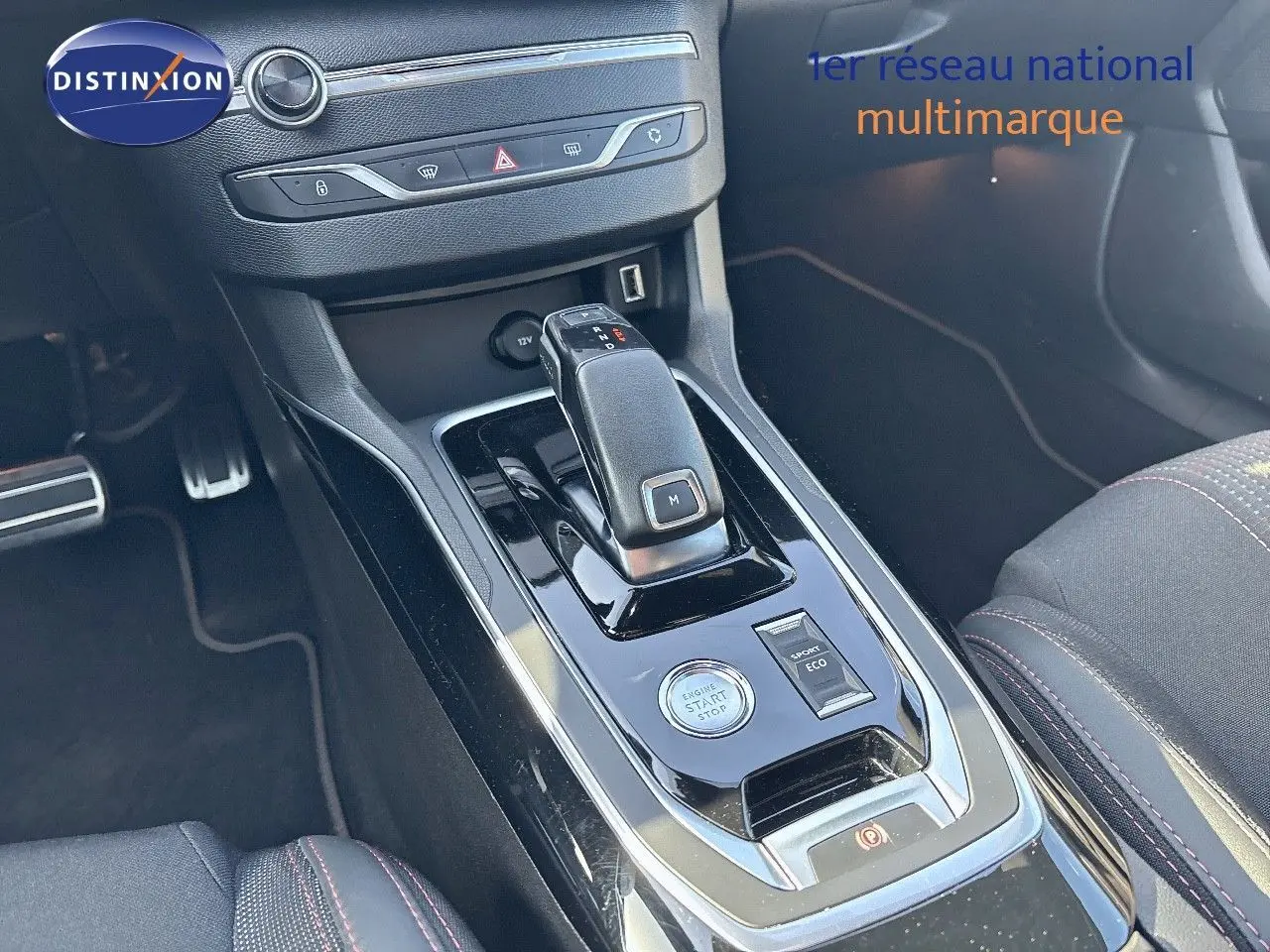 Le levier de vitesse automatique et la console centrale noire brillante de la Peugeot 308 GT blanche nacrée, vue intérieure.