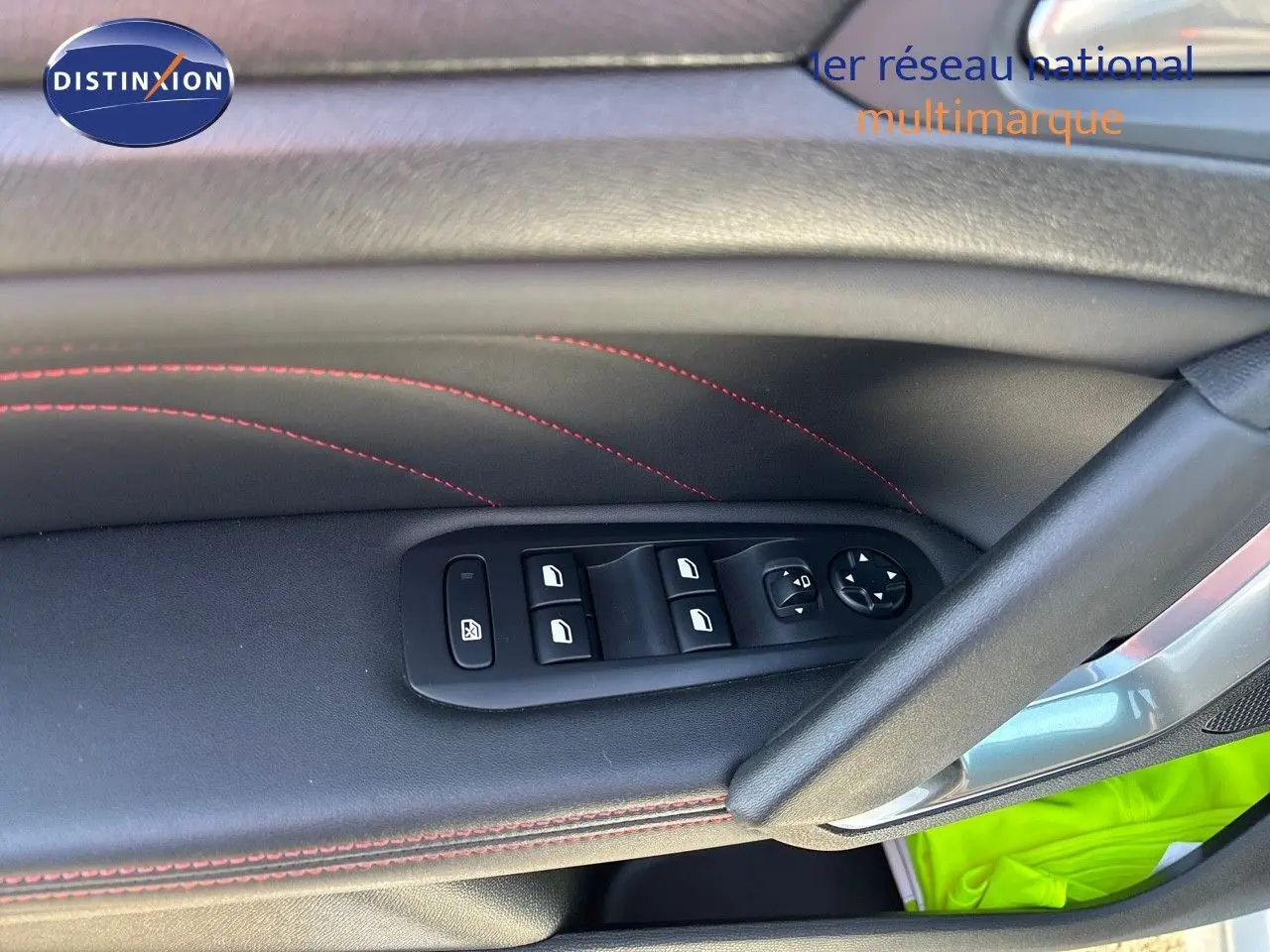 Détail des commandes des vitres et rétroviseurs sur la porte côté gauche d'une Peugeot 308 GT 2021.