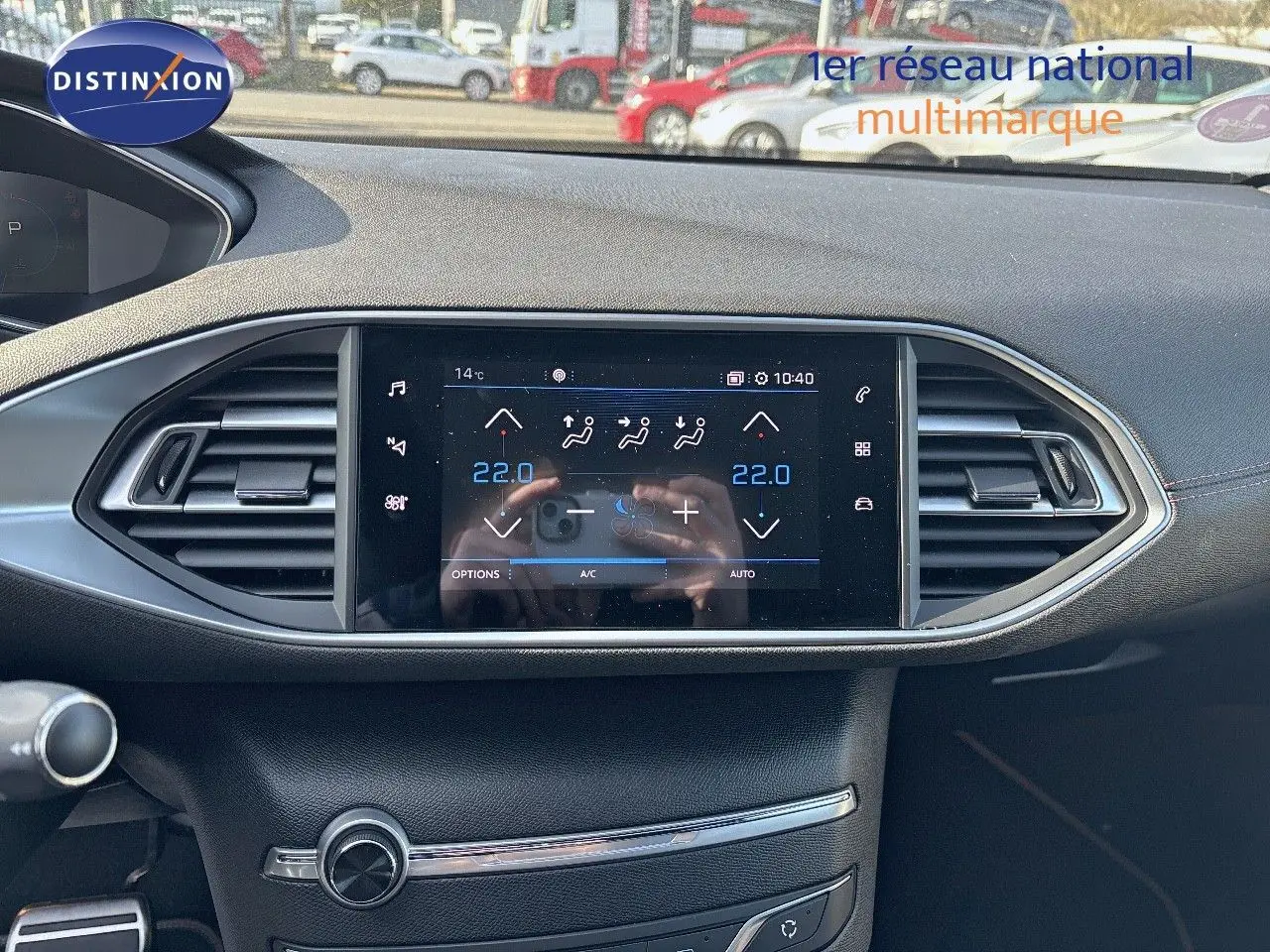 Tableau de bord de Peugeot 308 blanc nacré 2021, vue frontale centrée sur l'écran tactile et aérateurs chromés.