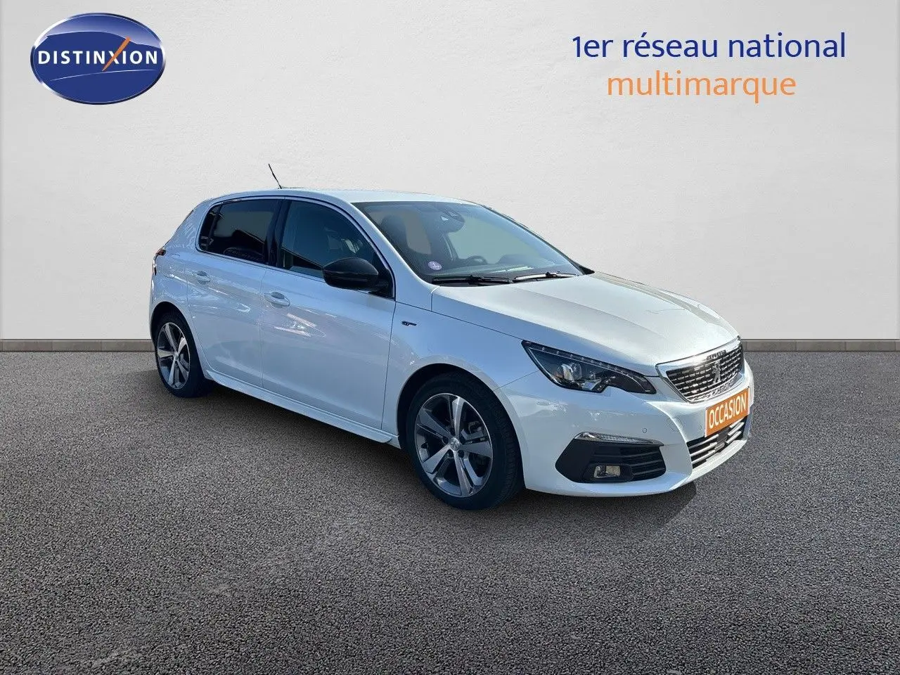 Peugeot 308 blanc nacré en 3/4 avant droit, avec jantes alliage et vitres teintées sur fond neutre.