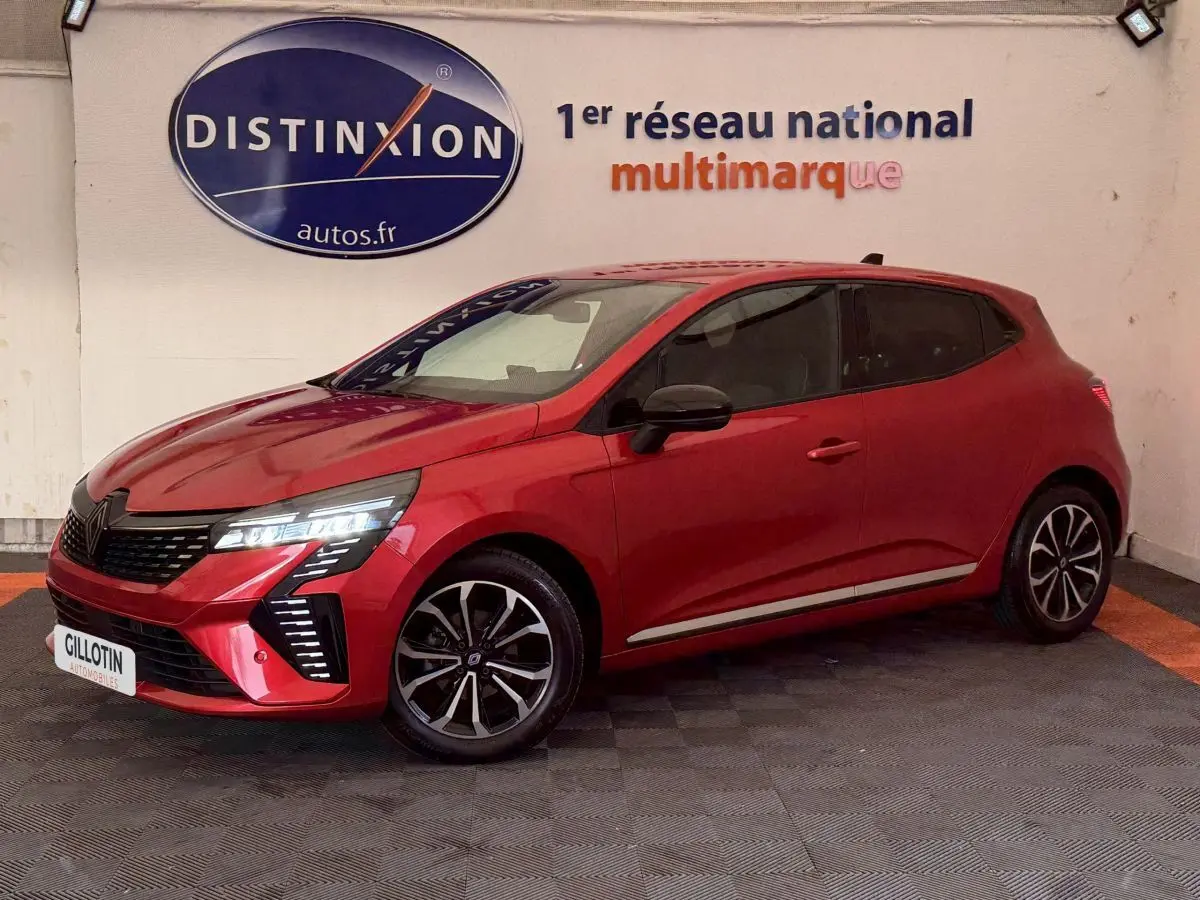 Renault Clio Techno TCe 90 rouge vue 3/4 avant droit, avec feux LED et jantes alliage noires.