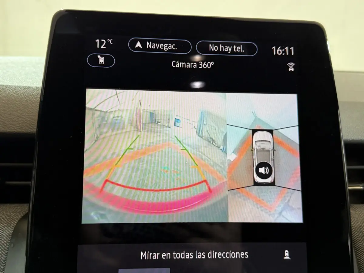 Écran tactile de la Renault Clio Techno TCe 90 affichant la caméra 360° en vue arrière et vue aérienne du véhicule.