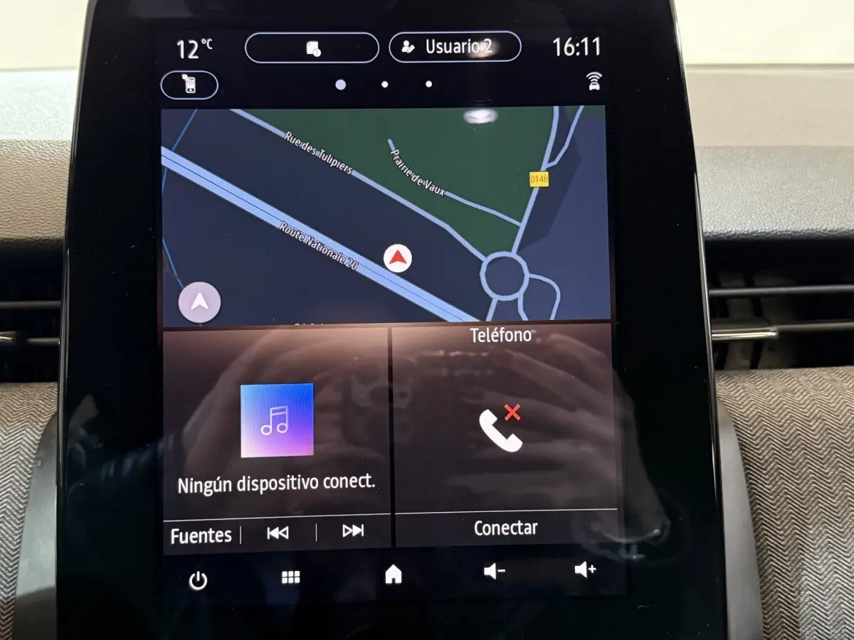 Écran tactile central 7 pouces de la Renault Clio Techno TCe 90 2024, affichant la navigation et le téléphone.