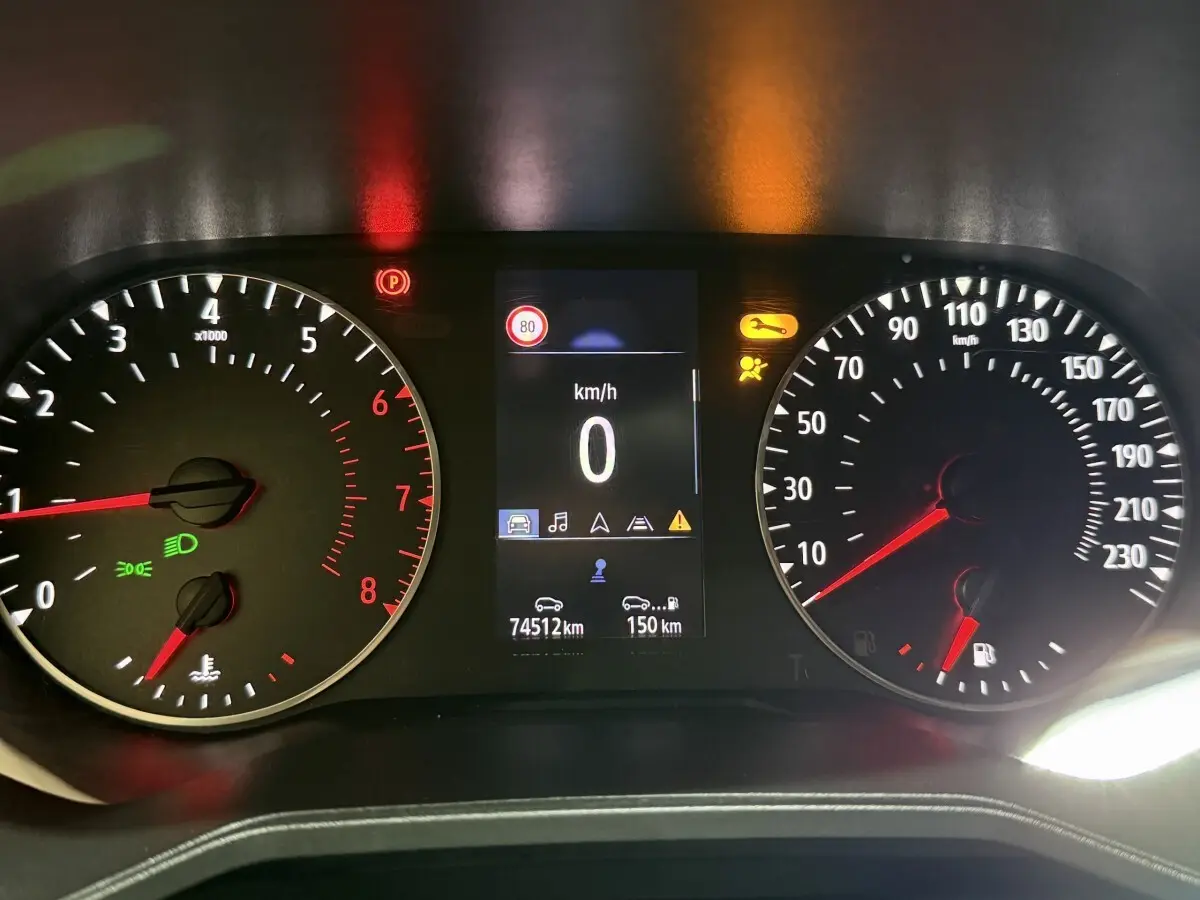 Tableau de bord de Renault Clio Business blanc 2021, affichage digital au centre avec compte-tours et vitesse en km/h.