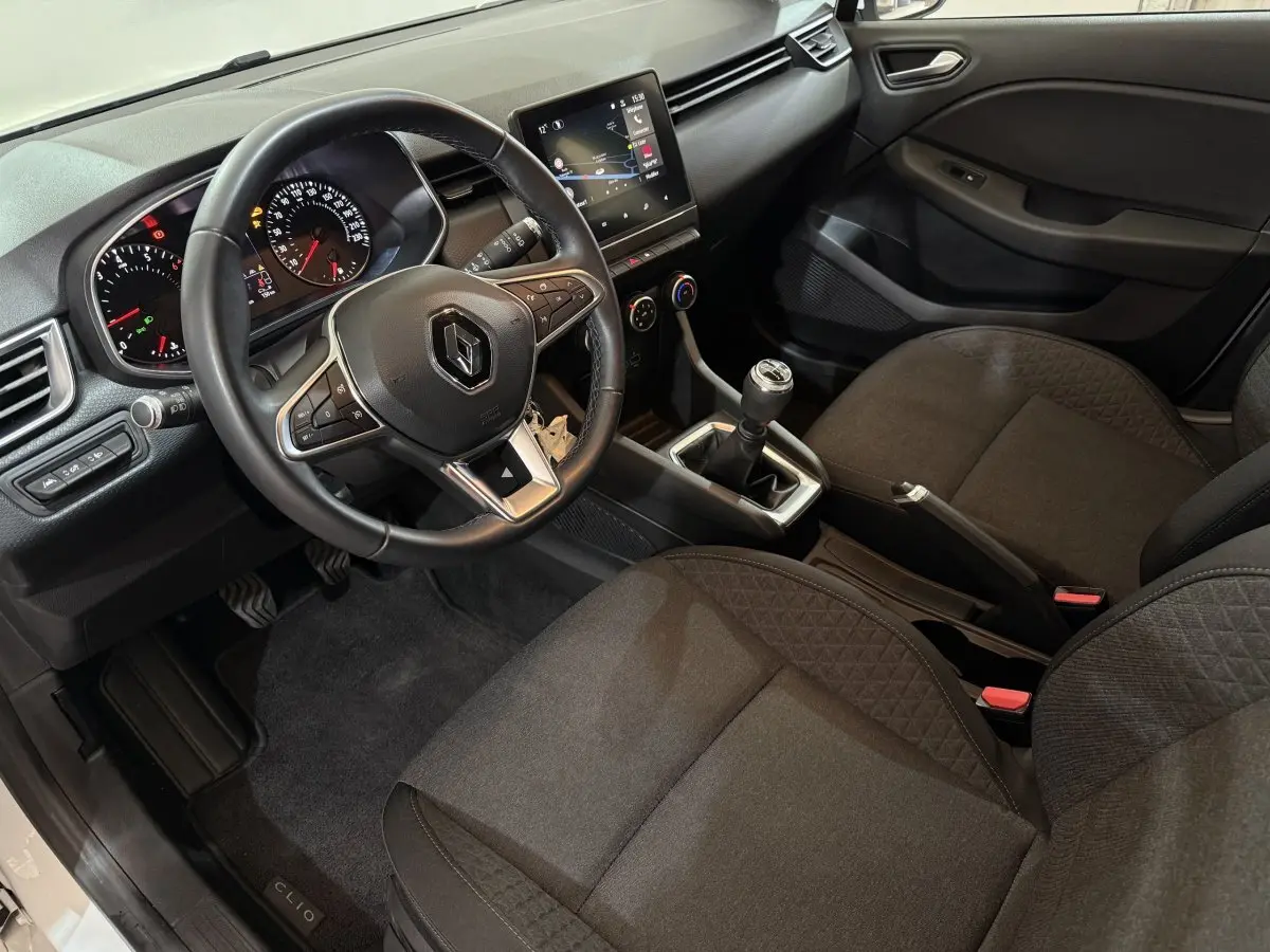 Vue intérieure côté conducteur de la Renault Clio Business 2021, volant cuir multifonctions et écran tactile central.