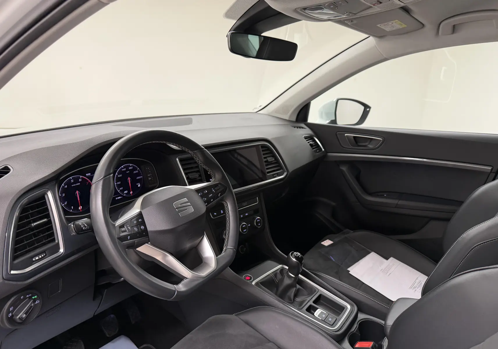 Intérieur du SEAT Ateca 2023 vue côté conducteur, volant multifonction et boîte manuelle au premier plan.