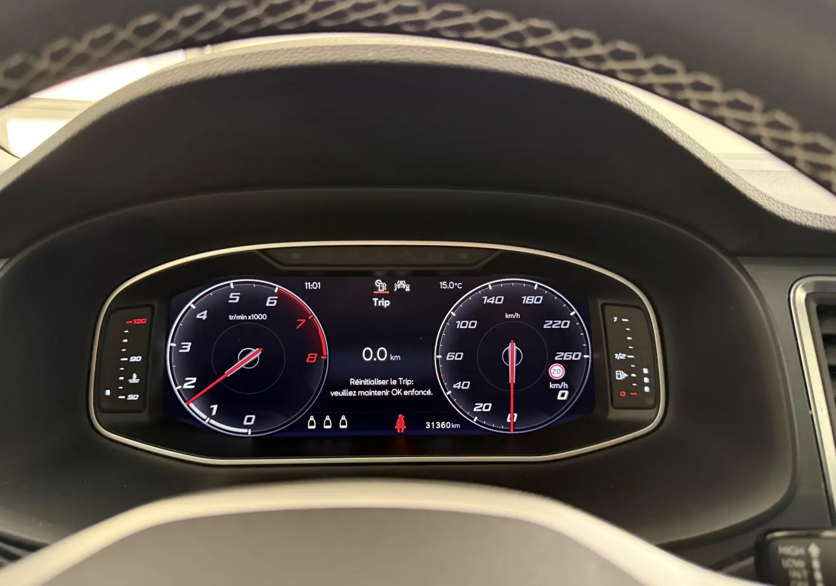 Tableau de bord numérique du SEAT Ateca 2023 affichant compte-tours, vitesse et informations de trajet.