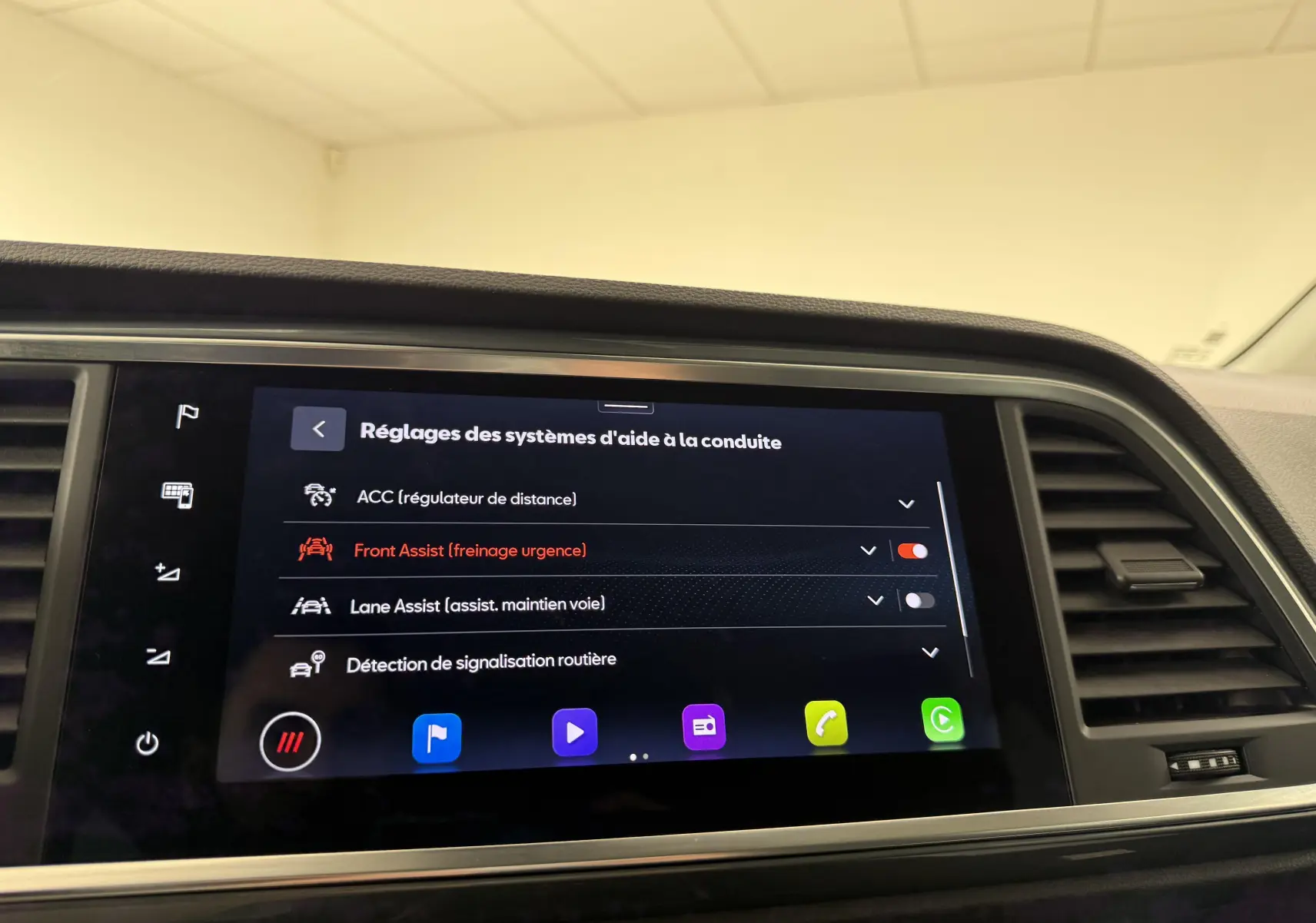 Écran tactile du tableau de bord du SEAT Ateca 2023 affichant les réglages des aides à la conduite.