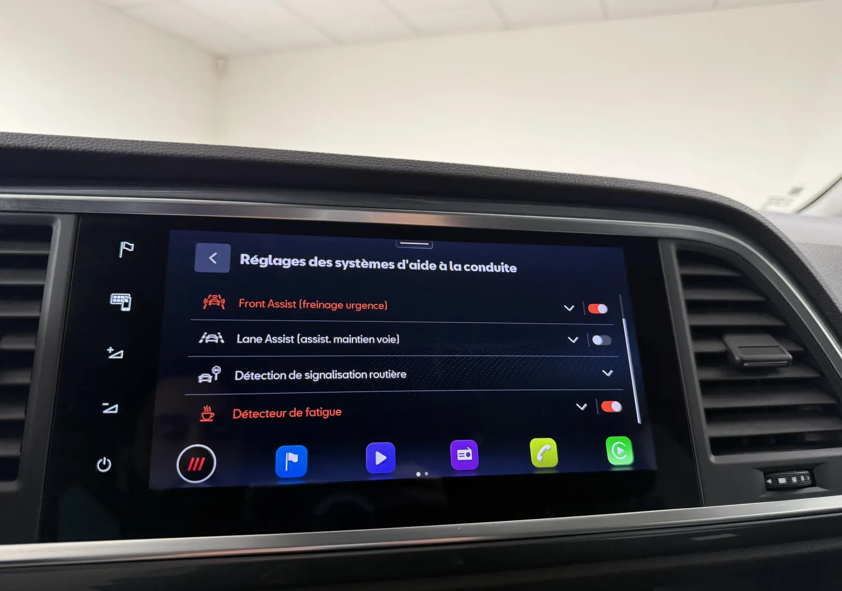 Écran tactile du système d'aide à la conduite du SEAT Ateca blanc Nevada, vue intérieure du tableau de bord.