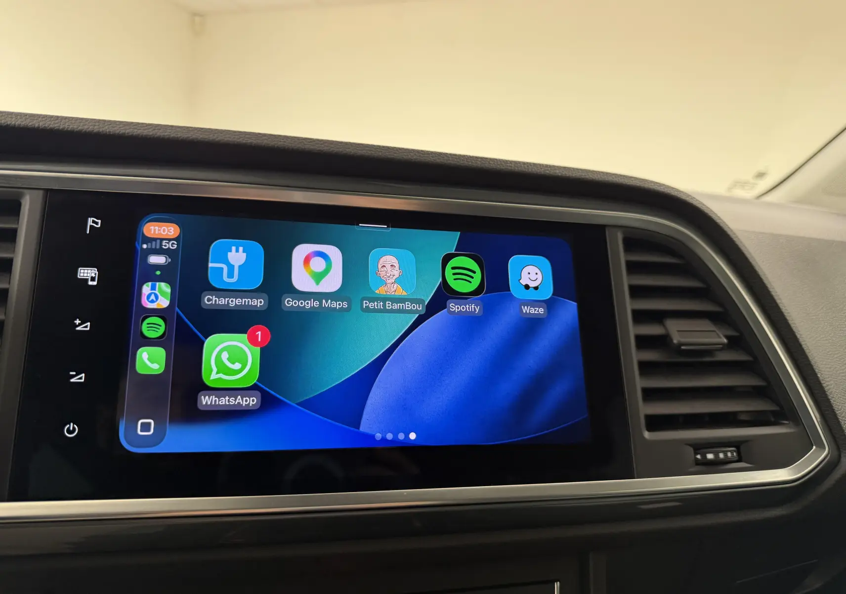 Écran tactile central du tableau de bord du SEAT Ateca 2023, affichant plusieurs applications connectées.