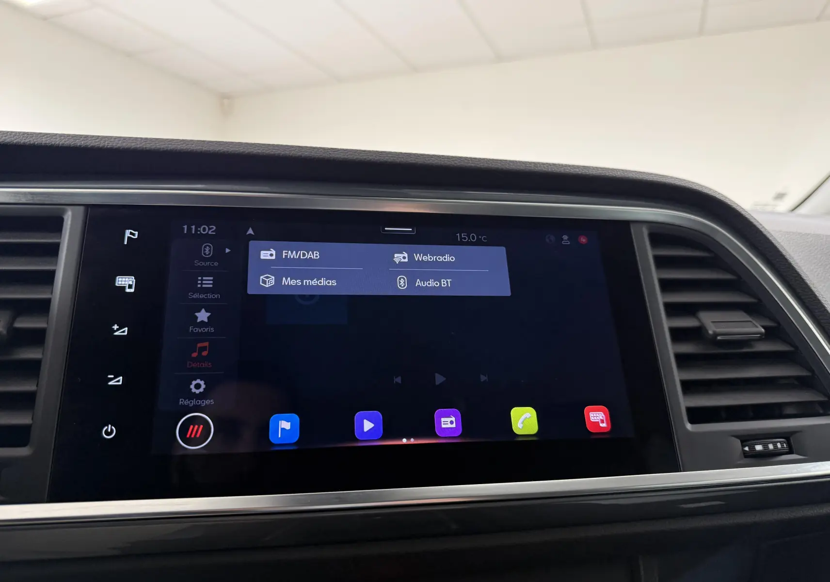 Écran tactile central du tableau de bord du SEAT Ateca 2023, affichant les options multimédia et la température extérieure.
