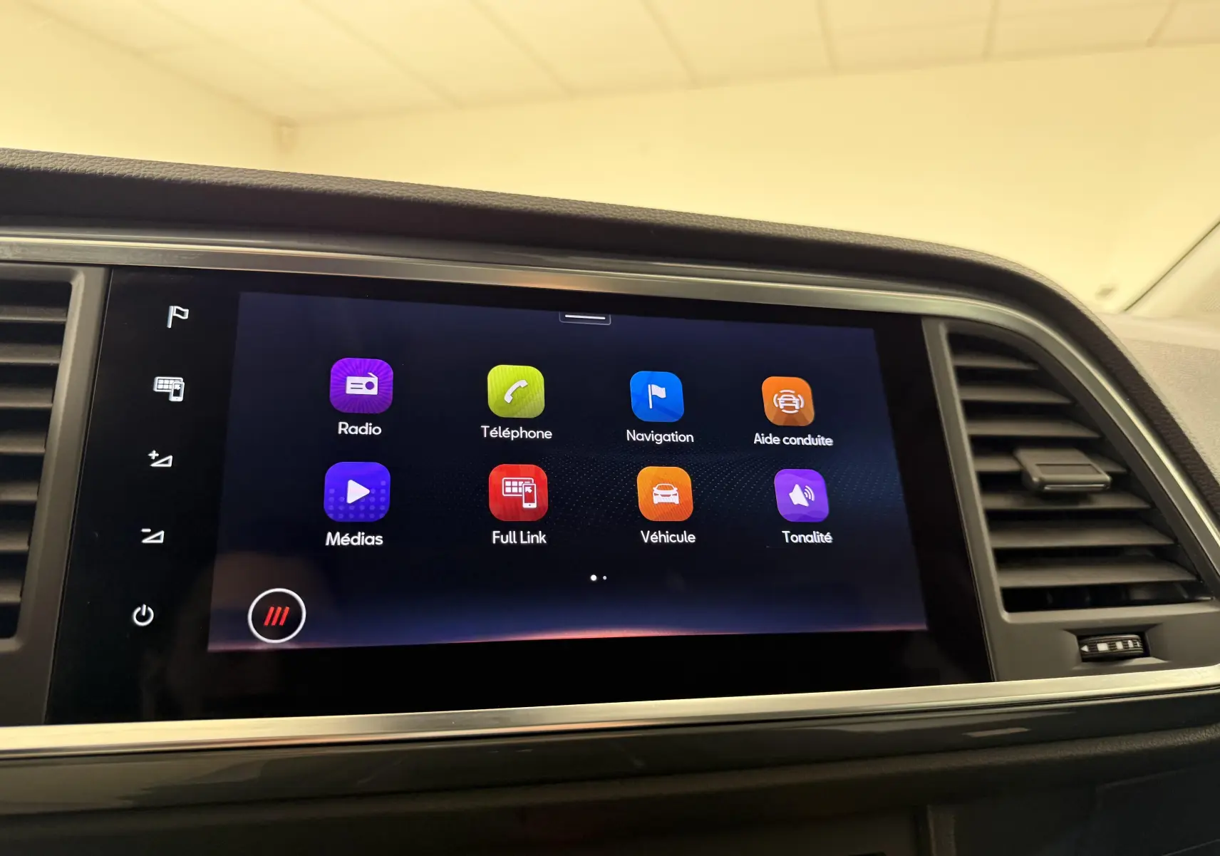 Écran tactile central du tableau de bord du SEAT Ateca 2023 affichant les icônes des fonctions multimédias et de navigation.