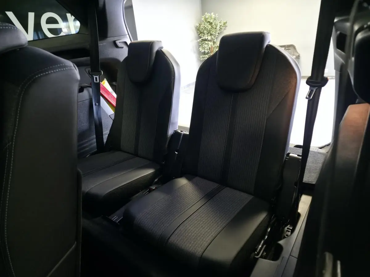 Vue rapprochée des deux sièges indépendants en rang 3 du Peugeot 5008 gris, avec ceinture de sécurité visible.