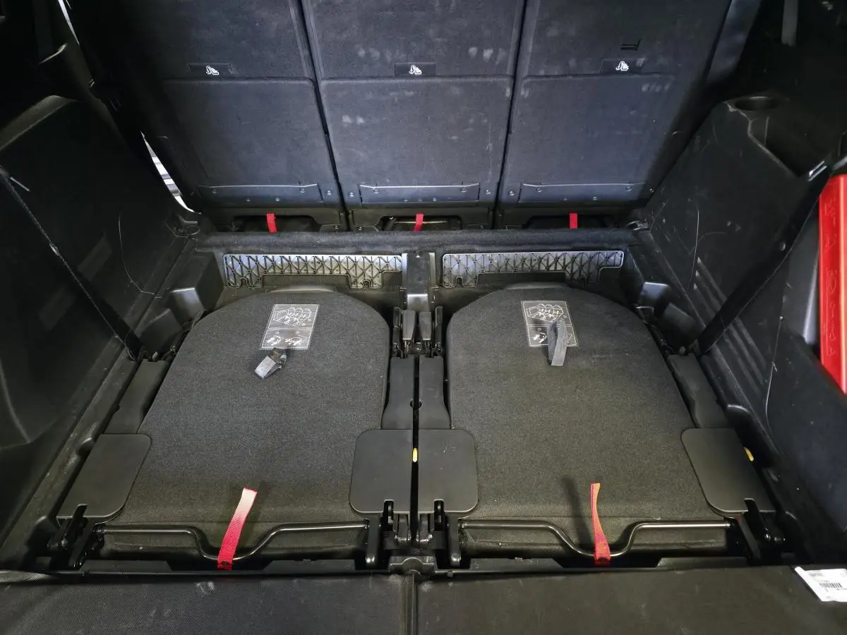 Vue arrière du coffre du Peugeot 5008 gris avec sièges de troisième rangée escamotés dans le plancher.