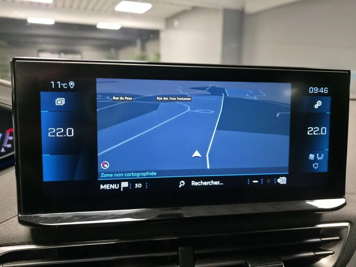 Écran tactile 10 pouces du système de navigation 3D du Peugeot 5008 gris, vue intérieure centrée sur l'affichage.