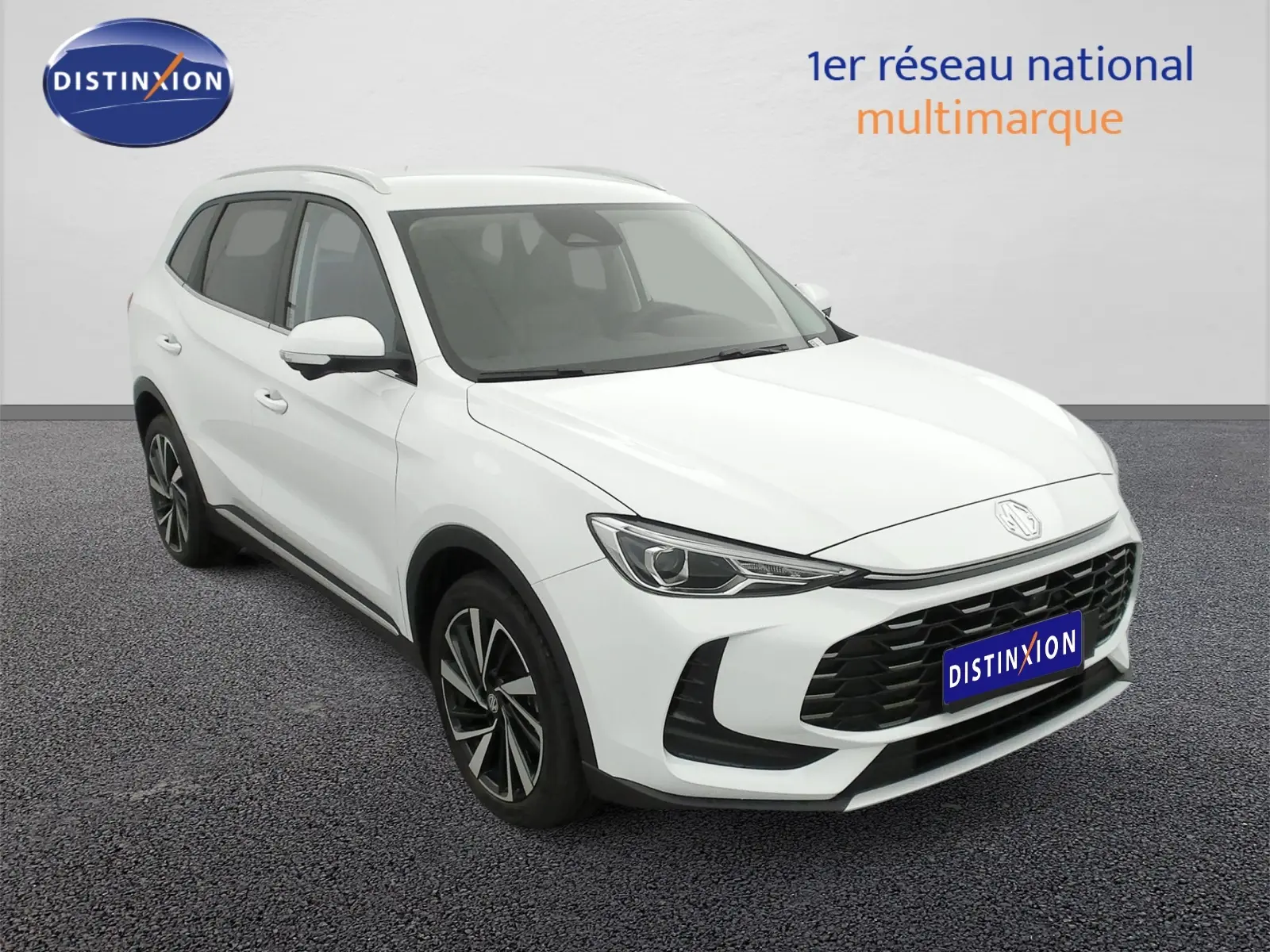 MG ZS 1.5 L Hybrid+ blanc Dover White vu en 3/4 avant droit avec jantes alliage 18 pouces et calandre noire.