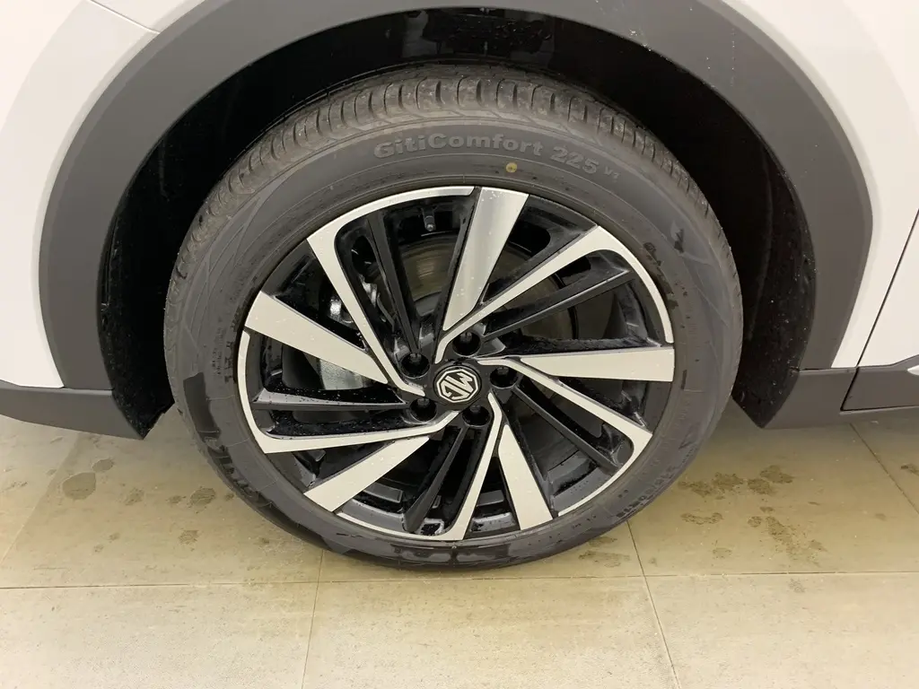 Gros plan sur la jante alliage 18'' bicolore noire et argent du MG ZS Dover White, côté gauche avant.