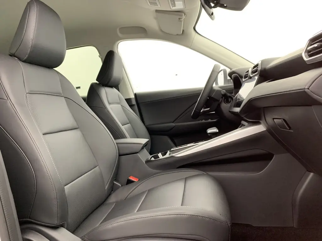 Vue intérieure côté droit du MG ZS 1.5 L Hybrid+ Luxury 2026, sièges en similicuir noir et tableau de bord moderne.