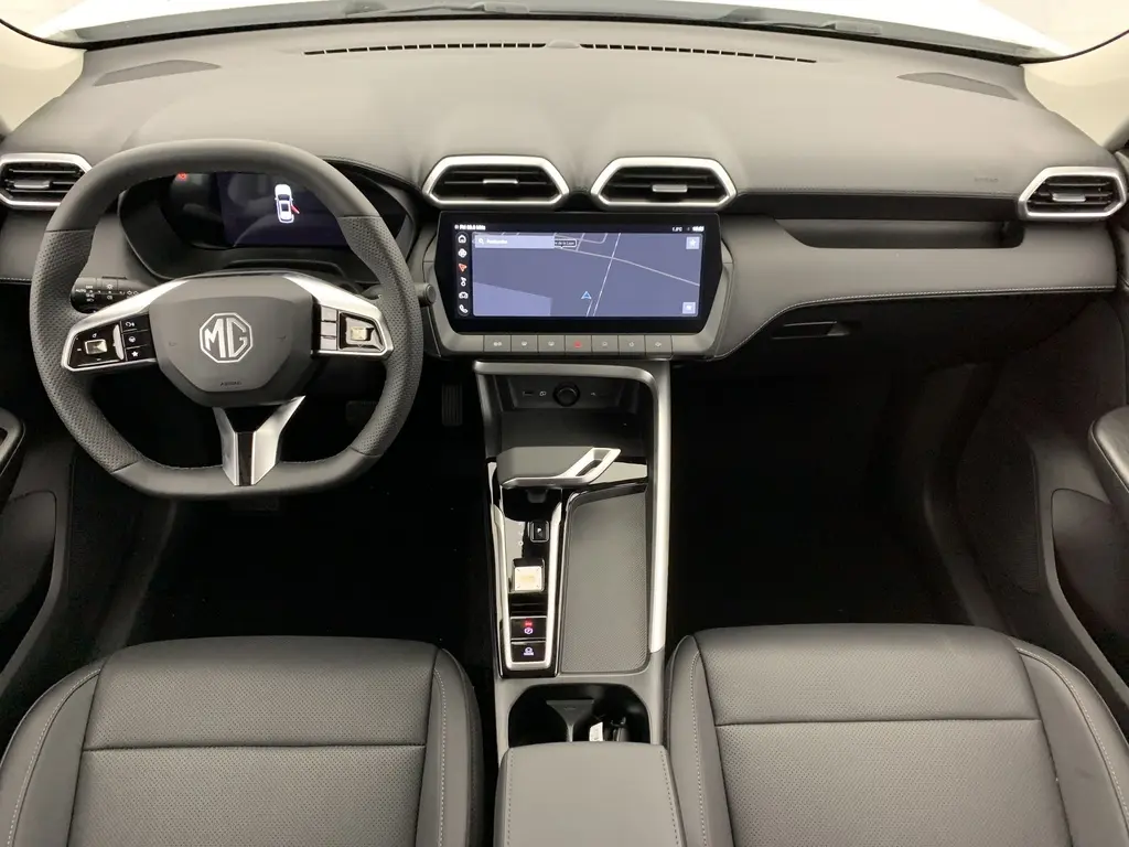 Vue intérieure frontale du tableau de bord noir du MG ZS 1.5 L Hybrid+ avec écran tactile central et volant multifonction.