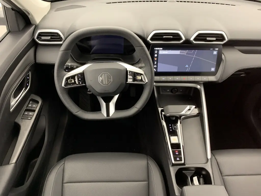 Vue intérieure frontale du tableau de bord et volant cuir noir du MG ZS 1.5 L Hybrid+ Luxury avec écran tactile 12,3 pouces.