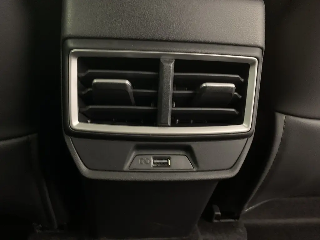 Gros plan sur la sortie d'air arrière noire avec port USB intégré du MG ZS 1.5 L Hybrid+ Luxury 2026.