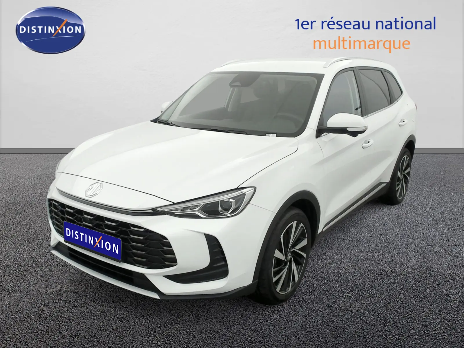 Vue 3/4 avant d'un SUV MG ZS 1.5L Hybrid+ blanc Dover avec jantes alliage 18 pouces et calandre noire.