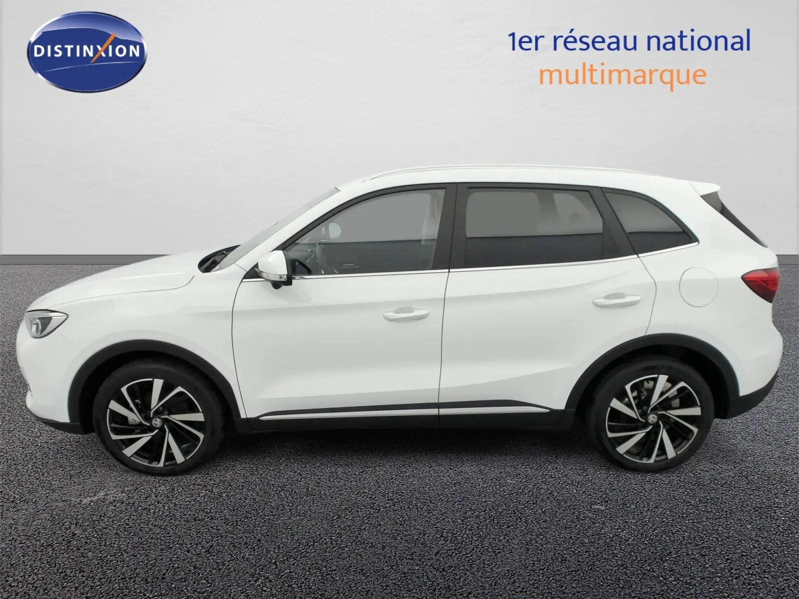 Profil côté gauche du MG ZS Dover White 2026 avec jantes alliage 18 pouces et vitres surteintées.