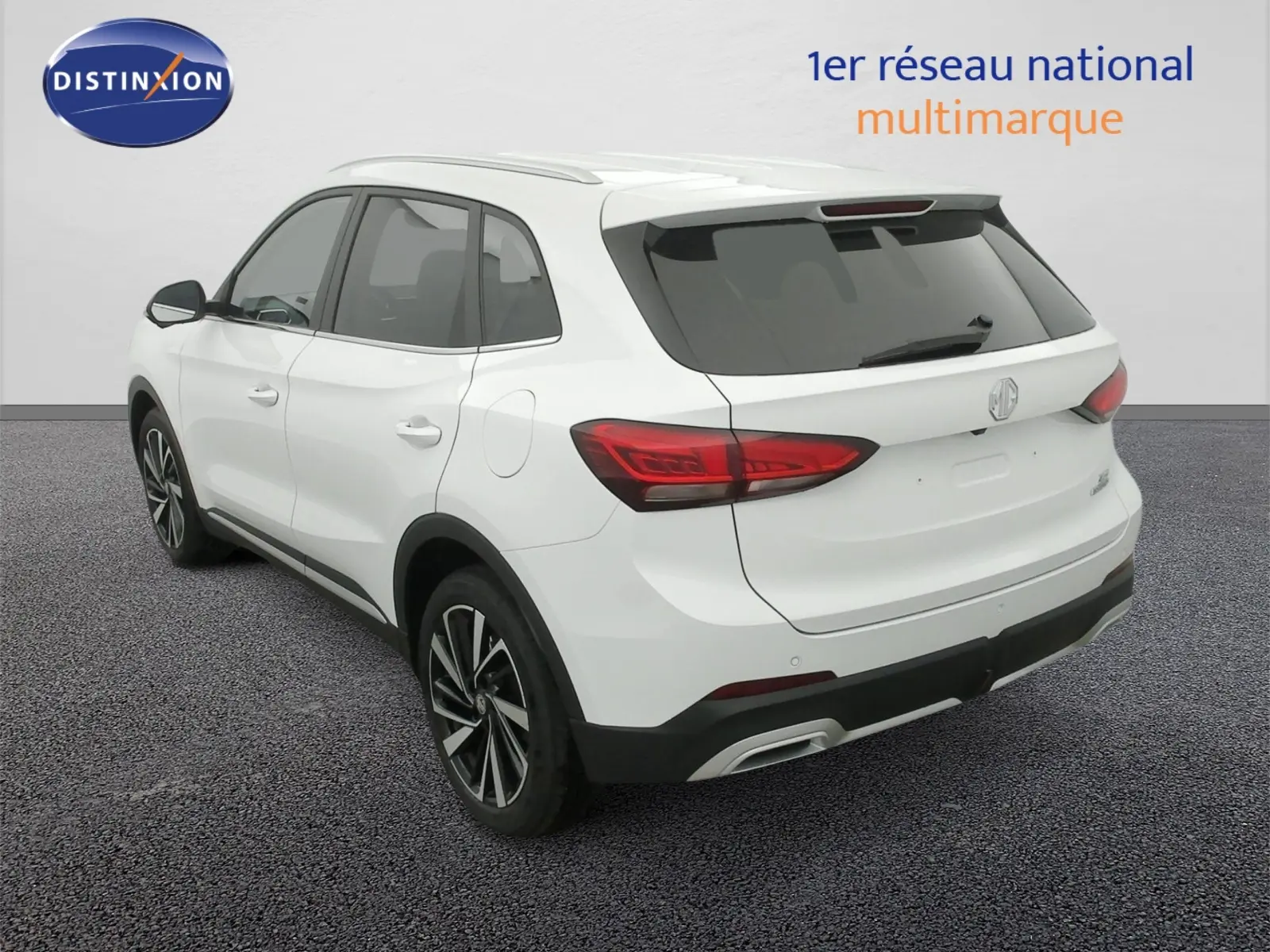 Vue 3/4 arrière droite du SUV MG ZS 2026 en blanc Dover avec jantes alliage 18 pouces et feux LED arrière.