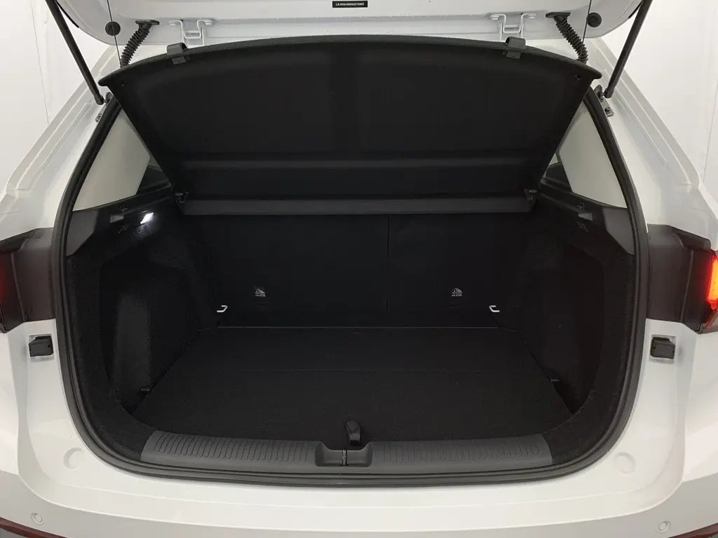 Coffre ouvert vu de l'arrière du MG ZS Dover White 2026, montrant l'espace de chargement noir et la trappe de séparation.