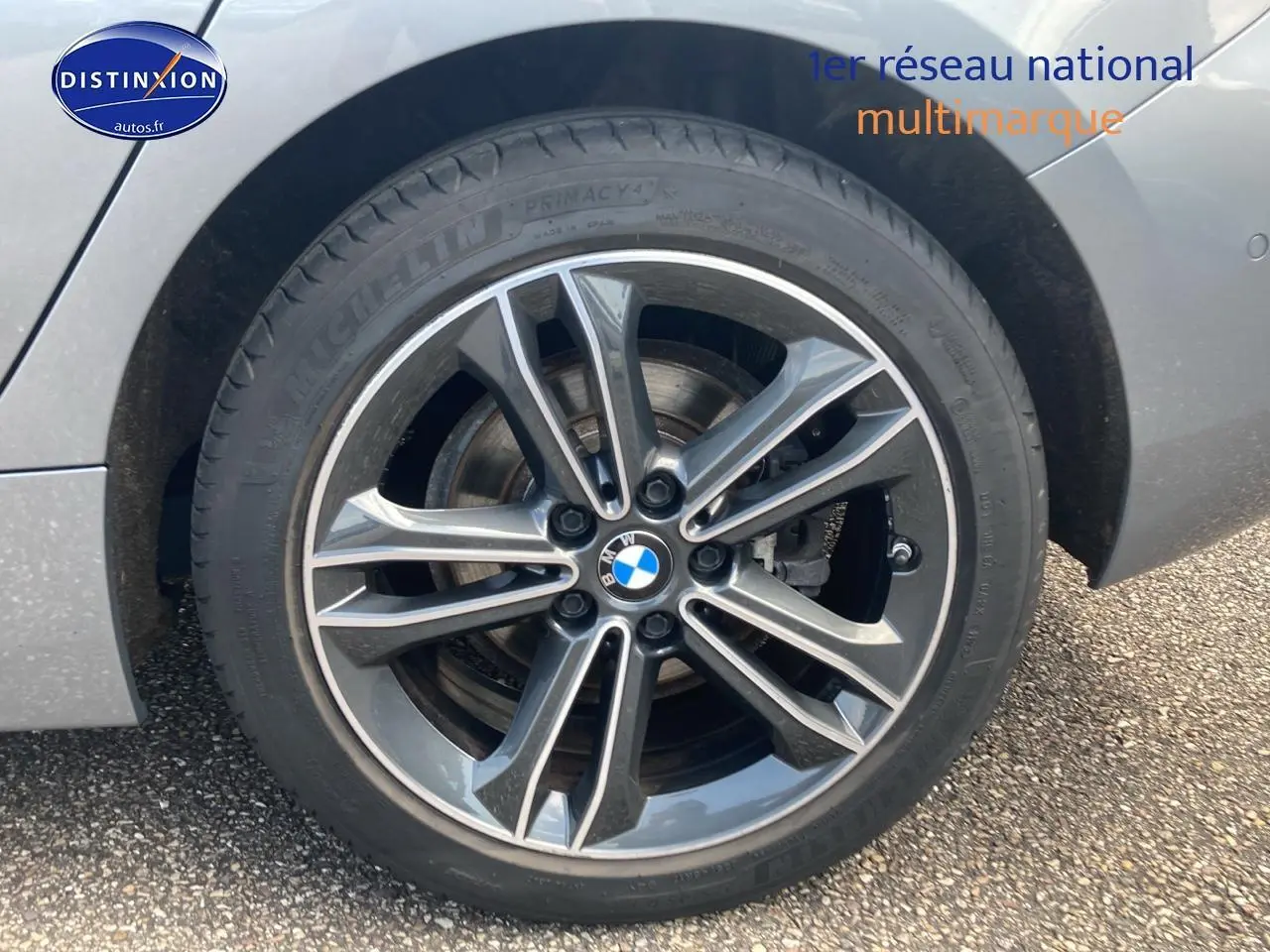 Gros plan sur la jante alliage 17 pouces double rayons style 549 d’une BMW Série 1 gris foncé, côté arrière droit.