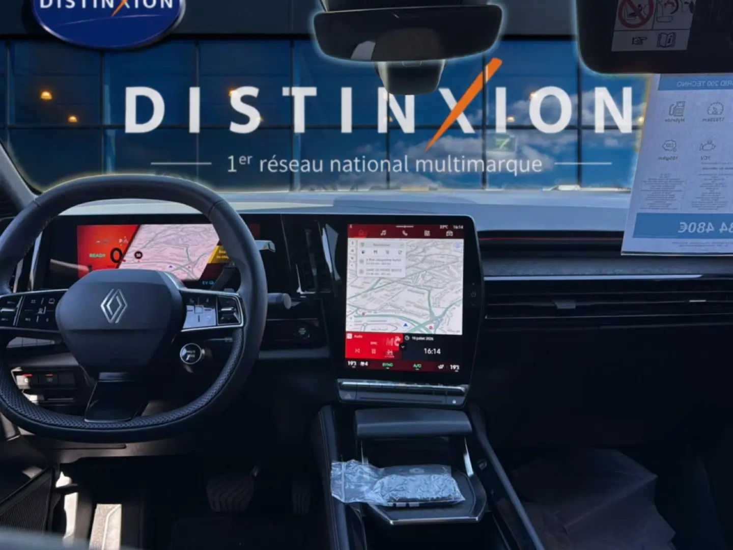 Intérieur avant de la Renault Rafale blanc, vue centrée sur le volant et l’écran tactile avec navigation affichée.