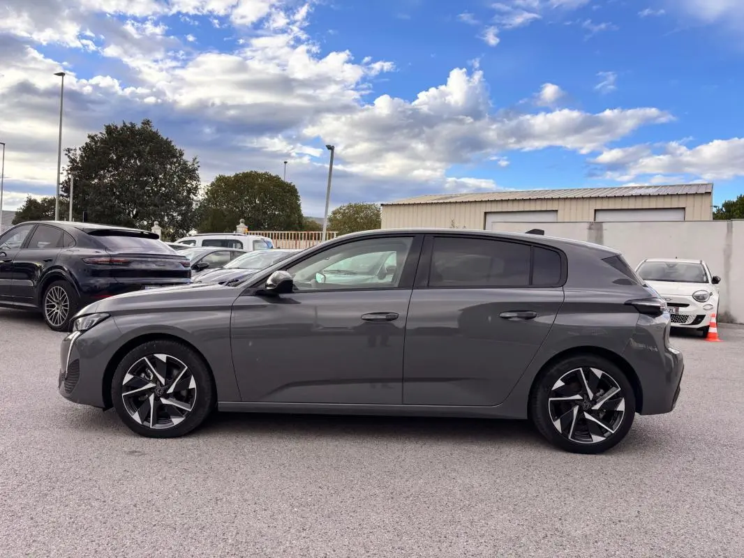 Peugeot 308 Hybrid gris vue de profil côté gauche, avec jantes alliage 17 pouces et vitres teintées.
