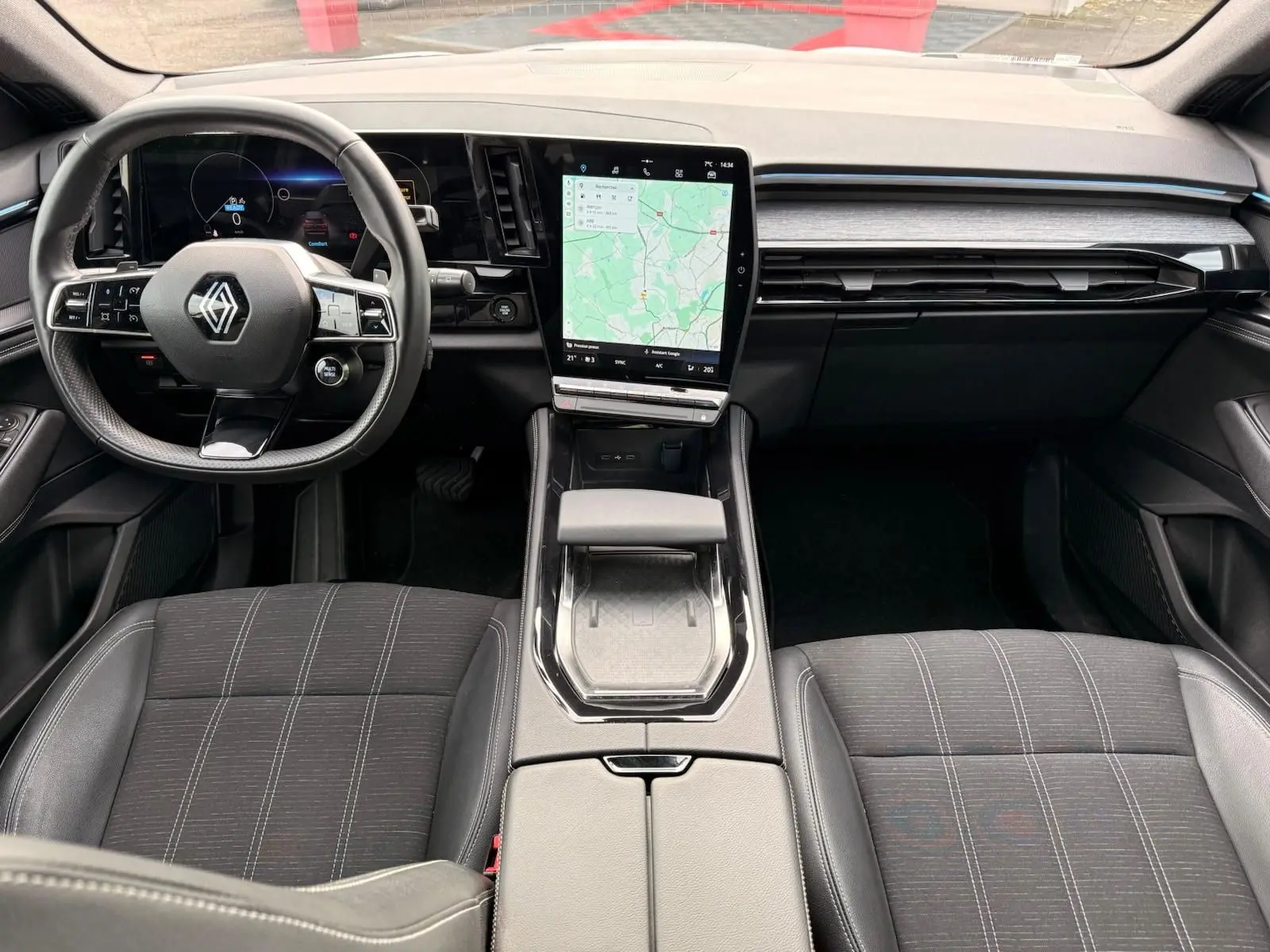 Intérieur du Renault Austral E-Tech 200, vue du poste de conduite avec écran tactile central et volant multifonction.