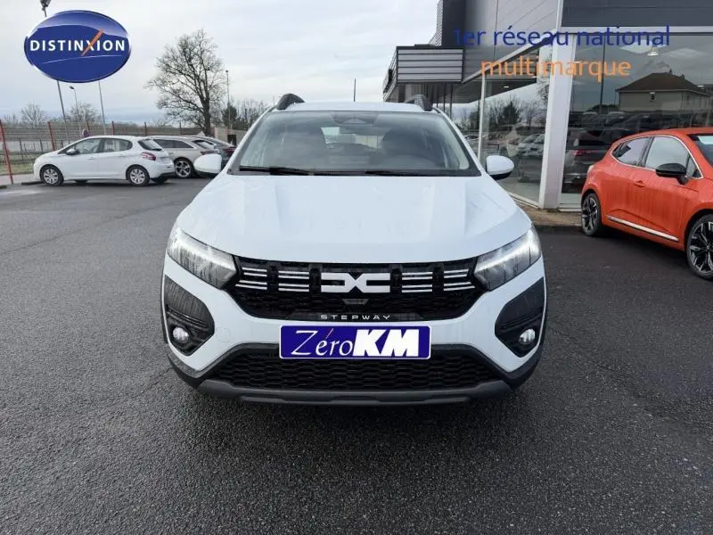 Vue avant d'une Dacia Sandero 1.0 TCe 90ch Expression blanche Glacier avec calandre noire et logo central distinctif.