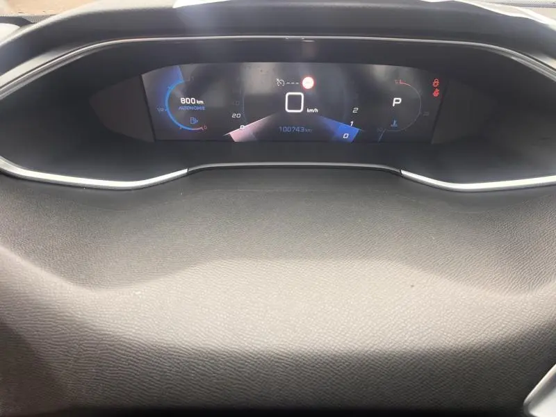 Vue rapprochée du tableau de bord numérique de la Peugeot 308 2021, affichant la vitesse et l'autonomie.