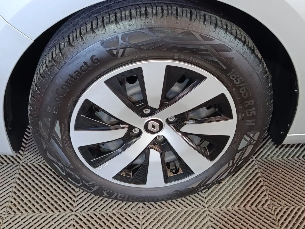 Gros plan sur la roue avant droite grise d'une Renault Clio 2023 avec jante alliage bicolore et pneu Continental.