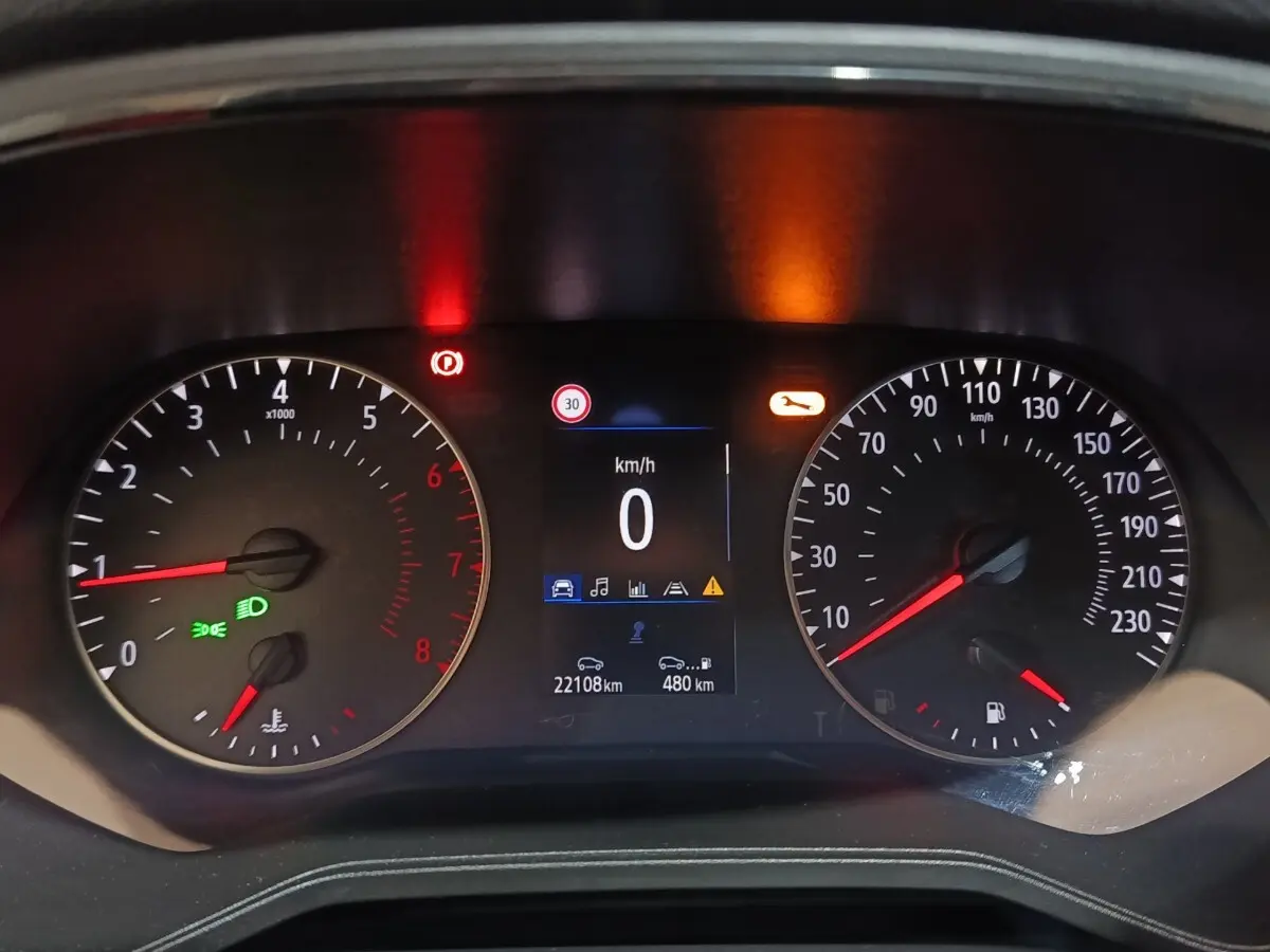 Tableau de bord de Renault Clio 2023 avec compte-tours, compteur de vitesse et écran digital affichant 0 km/h.