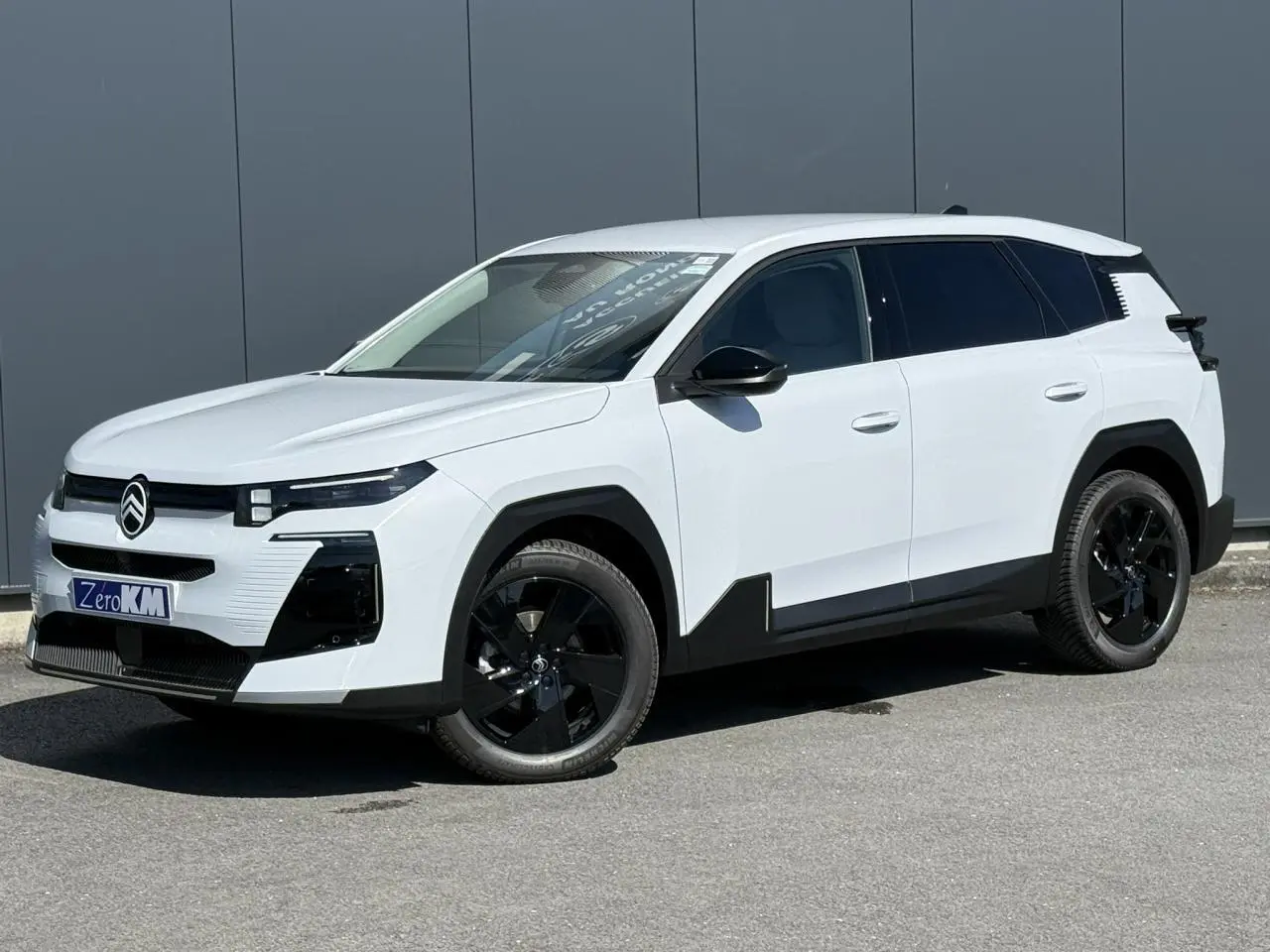 Citroën C5 Aircross blanc Okénite en 3/4 avant droit avec jantes noires et détails noirs contrastants.