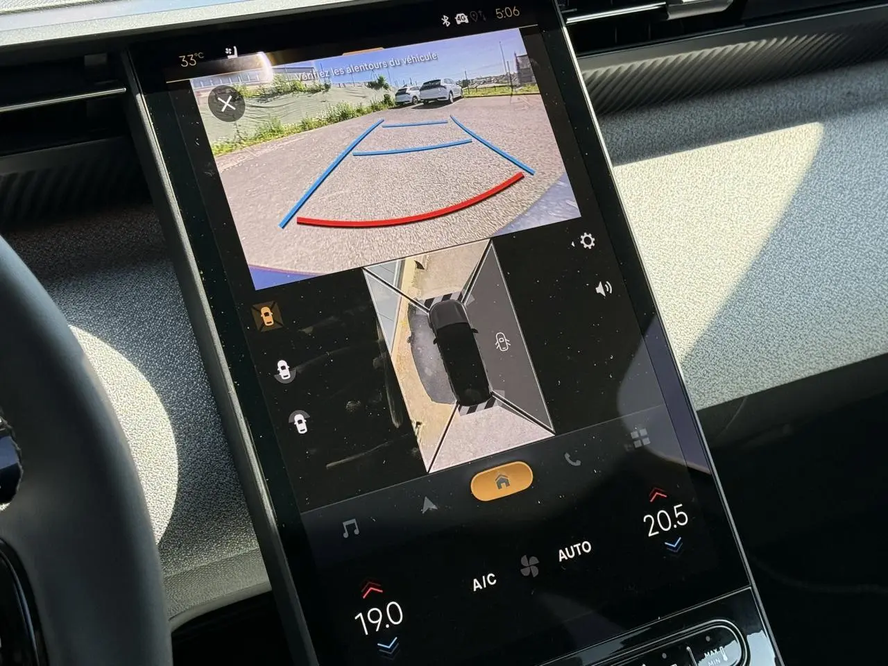 Écran tactile intérieur montrant la caméra de recul et la vue 360° du Citroën C5 Aircross blanc Okénite.