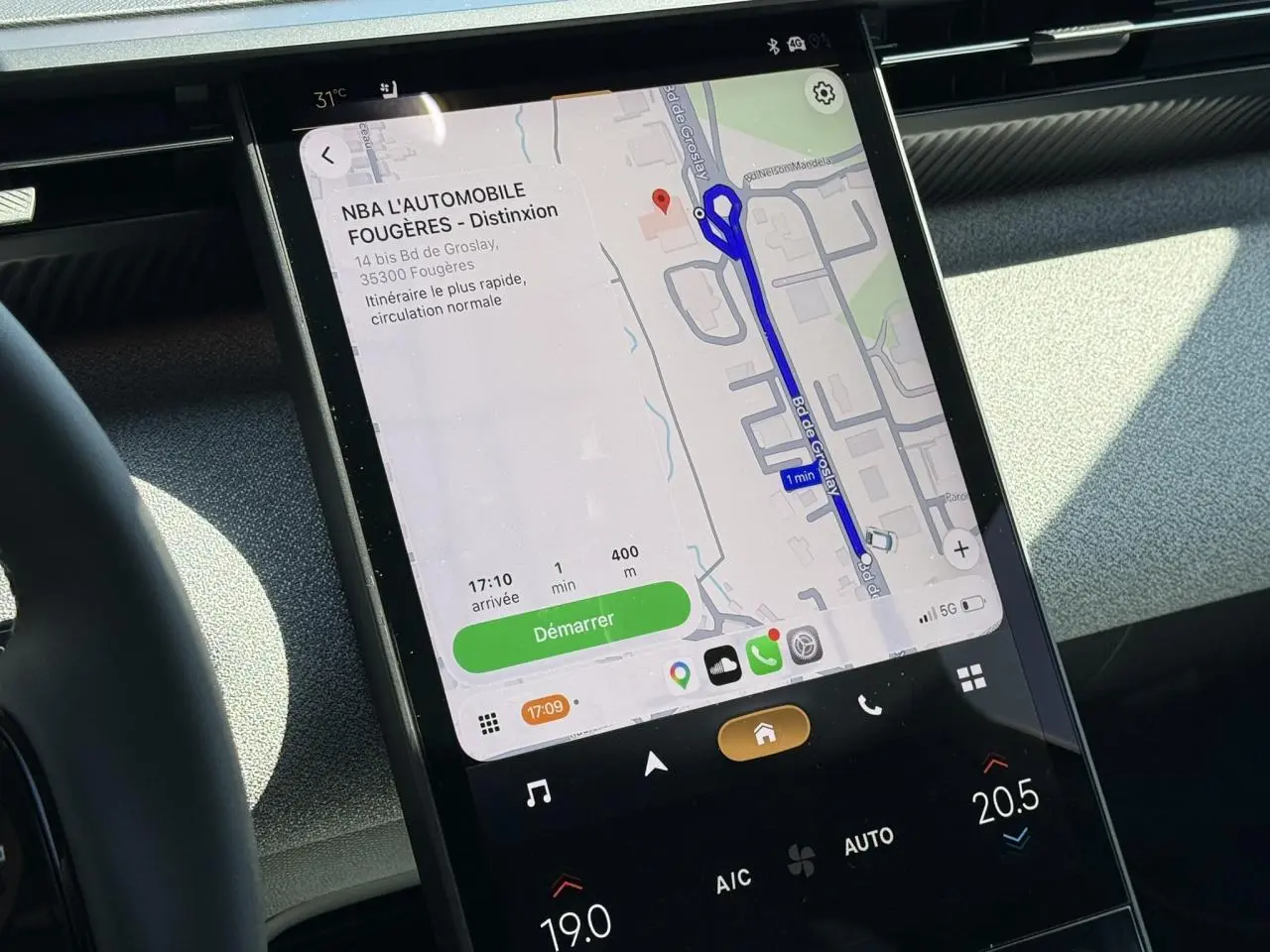 Vue intérieure du tableau de bord du Citroën C5 Aircross 2025 avec écran tactile vertical affichant la navigation GPS.