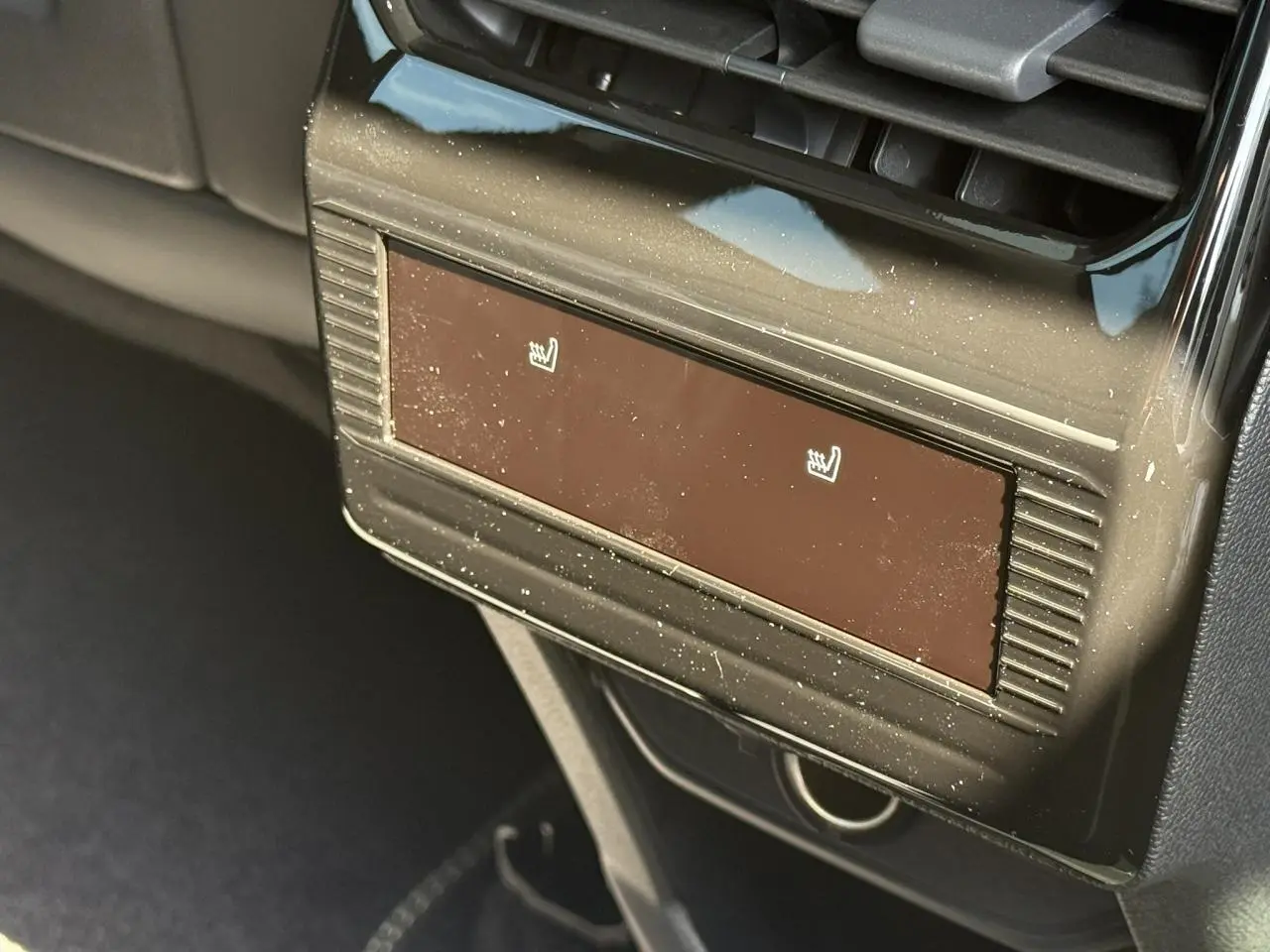 Gros plan sur les commandes de sièges chauffants arrière du Citroën C5 Aircross hybride 2025, finition Hype Grey.