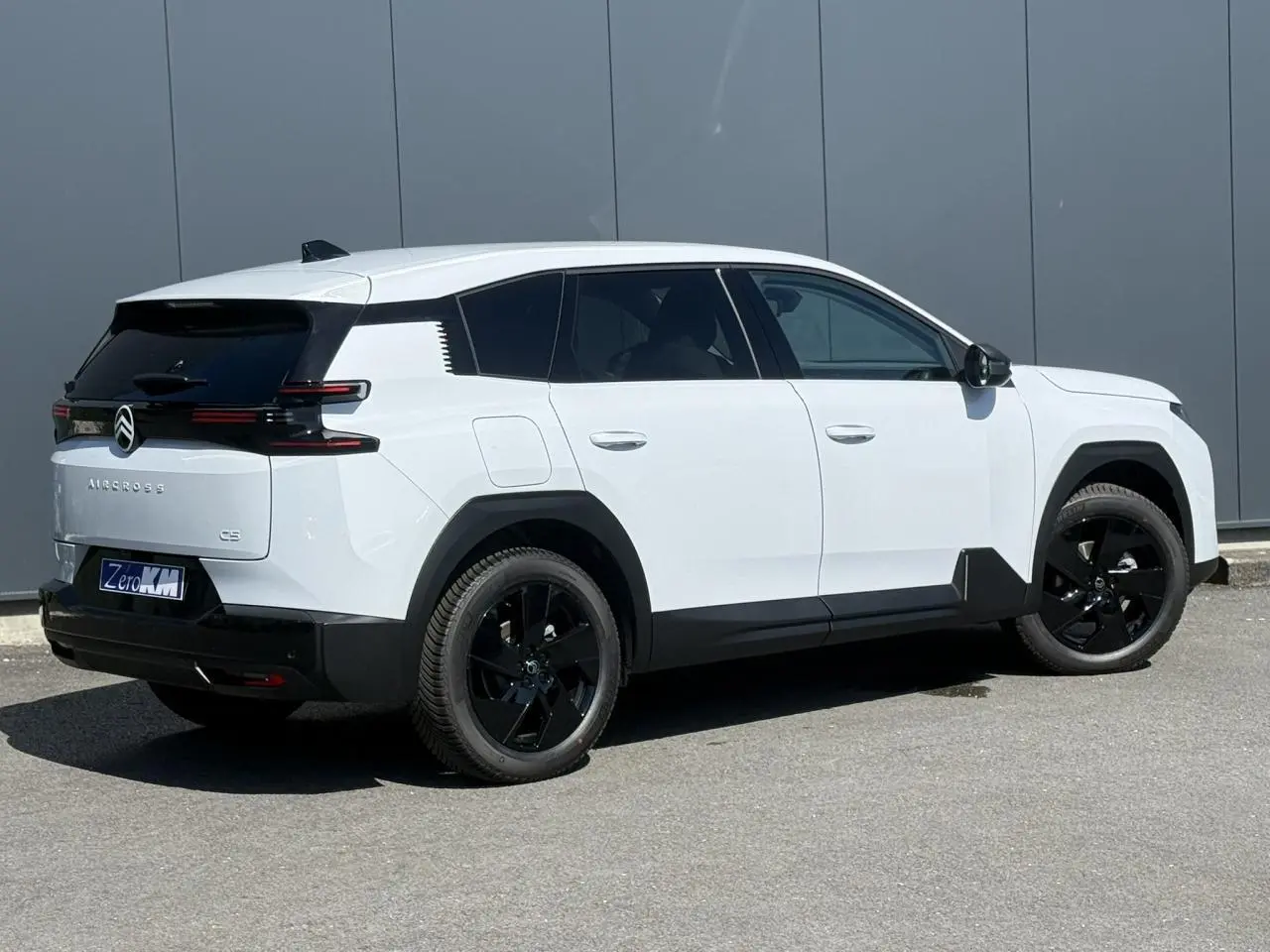 Vue 3/4 arrière droite du Citroën C5 Aircross blanc Okénite avec jantes noires et hayon électrique