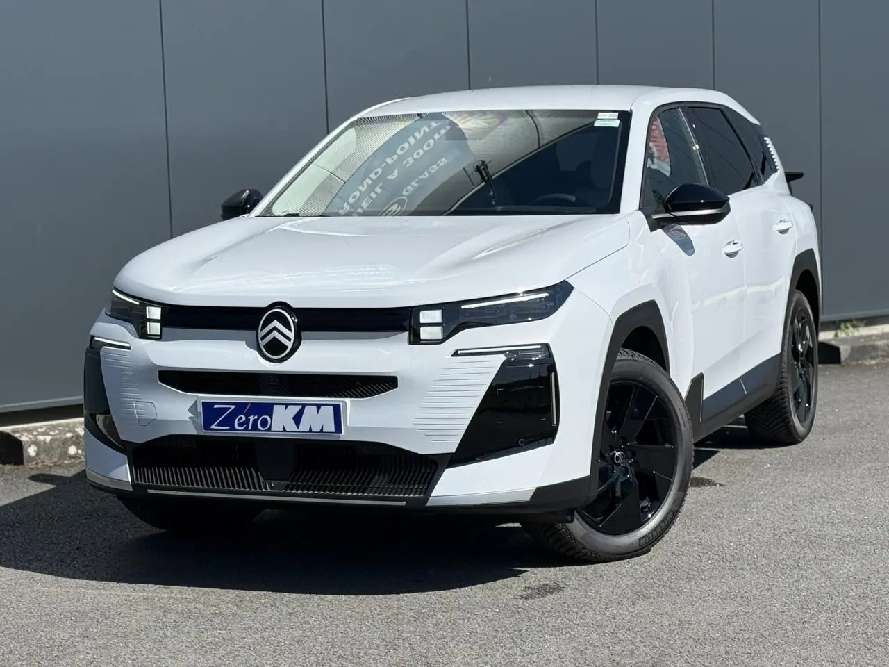 Citroën C5 Aircross blanc Okénite en 3/4 avant droit avec jantes noires et détails noirs contrastants.