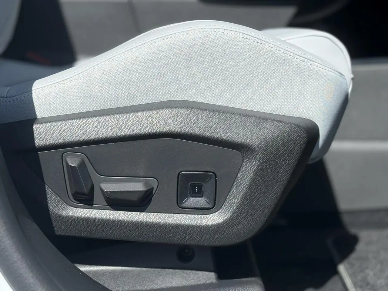 Gros plan sur les commandes électriques du siège avant gris clair du Citroën C5 Aircross 2025.