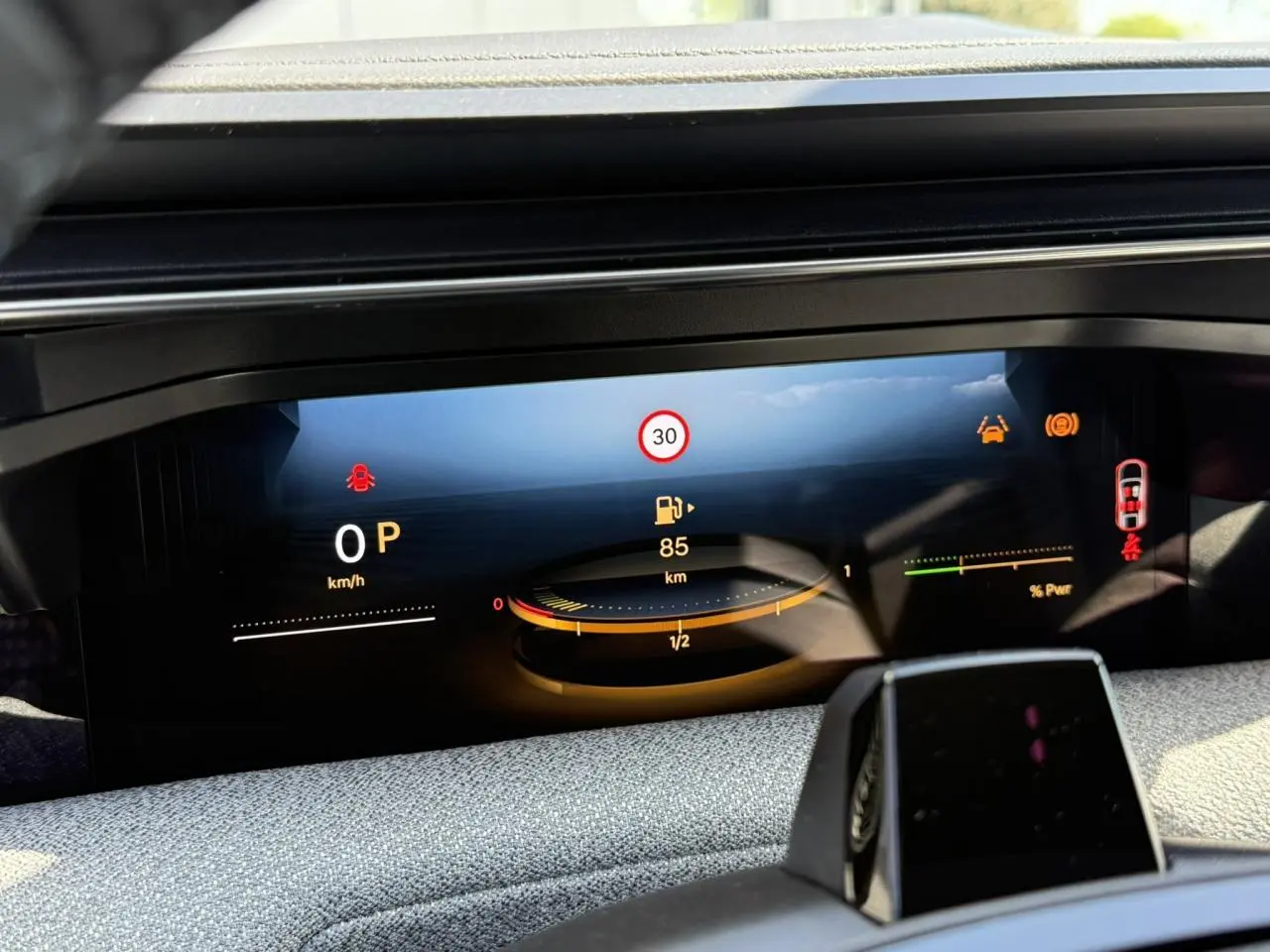 Affichage numérique du tableau de bord du Citroën C5 Aircross hybride, montrant la vitesse, autonomie et alertes.