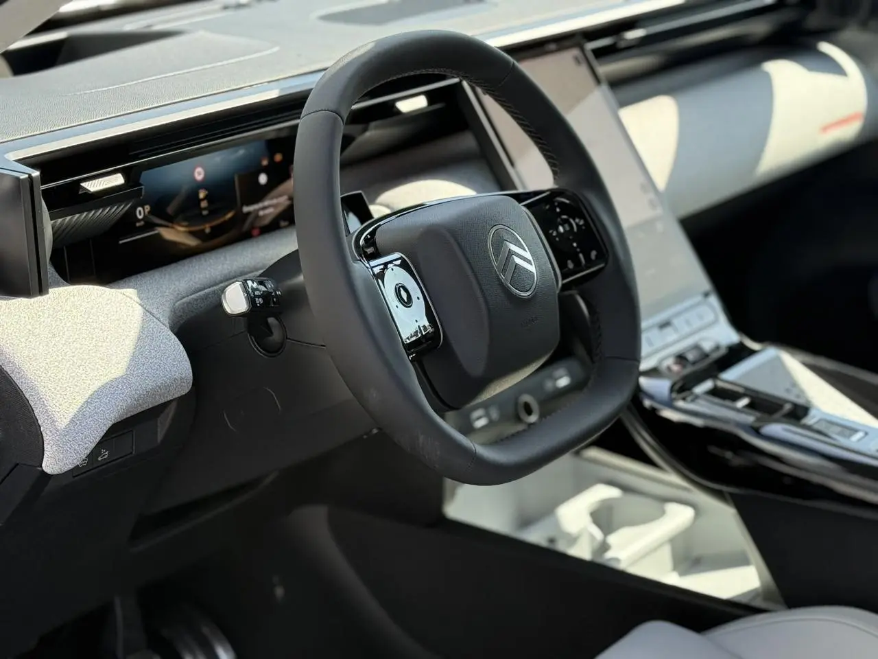 Vue intérieure côté conducteur du Citroën C5 Aircross blanc, volant multifonctions et grand écran tactile vertical.