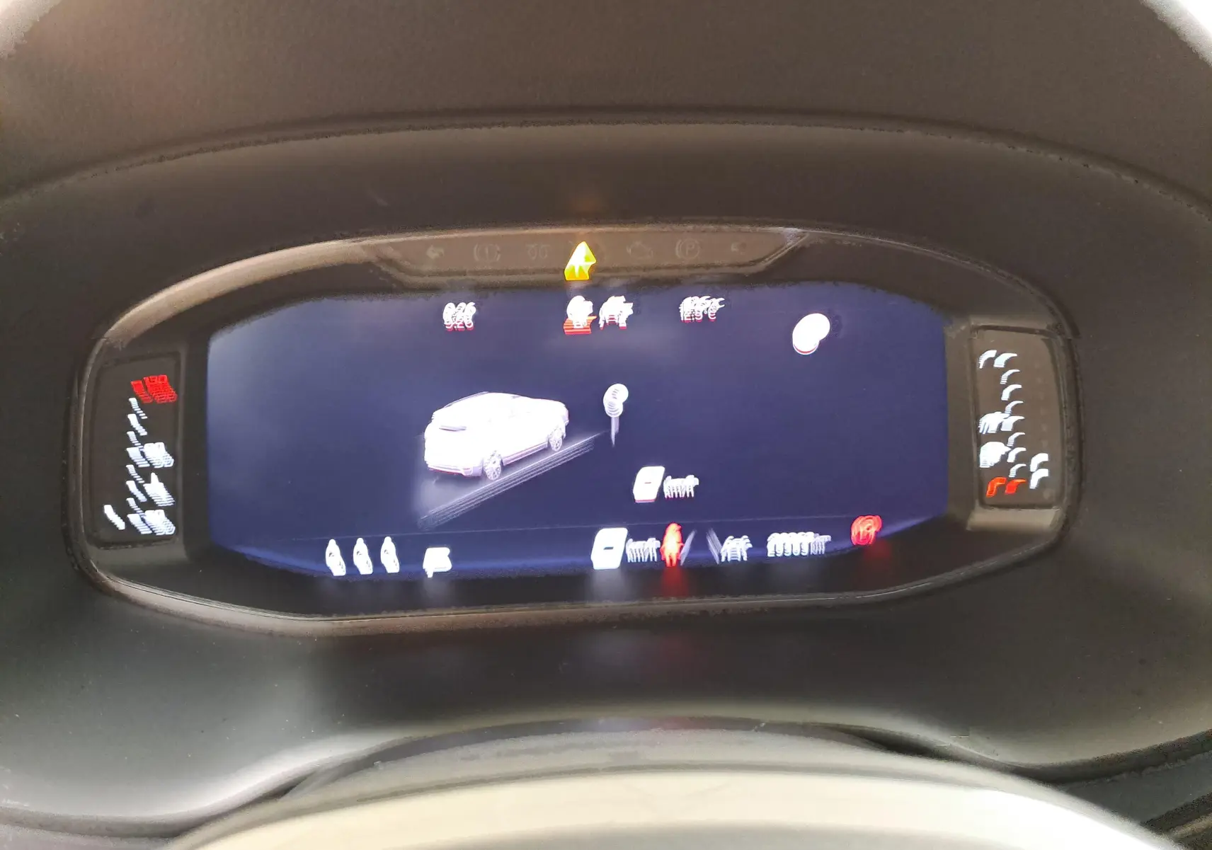 Tableau de bord numérique de la CUPRA Ateca 2024, affichage central avec icônes de sécurité et informations du véhicule.